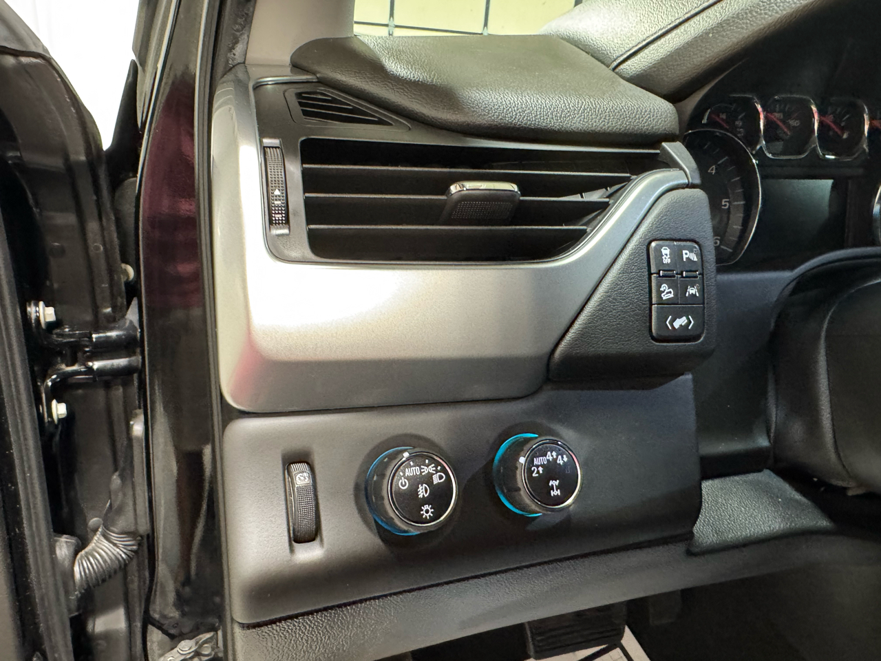 2018 Chevrolet Tahoe LT photo 16