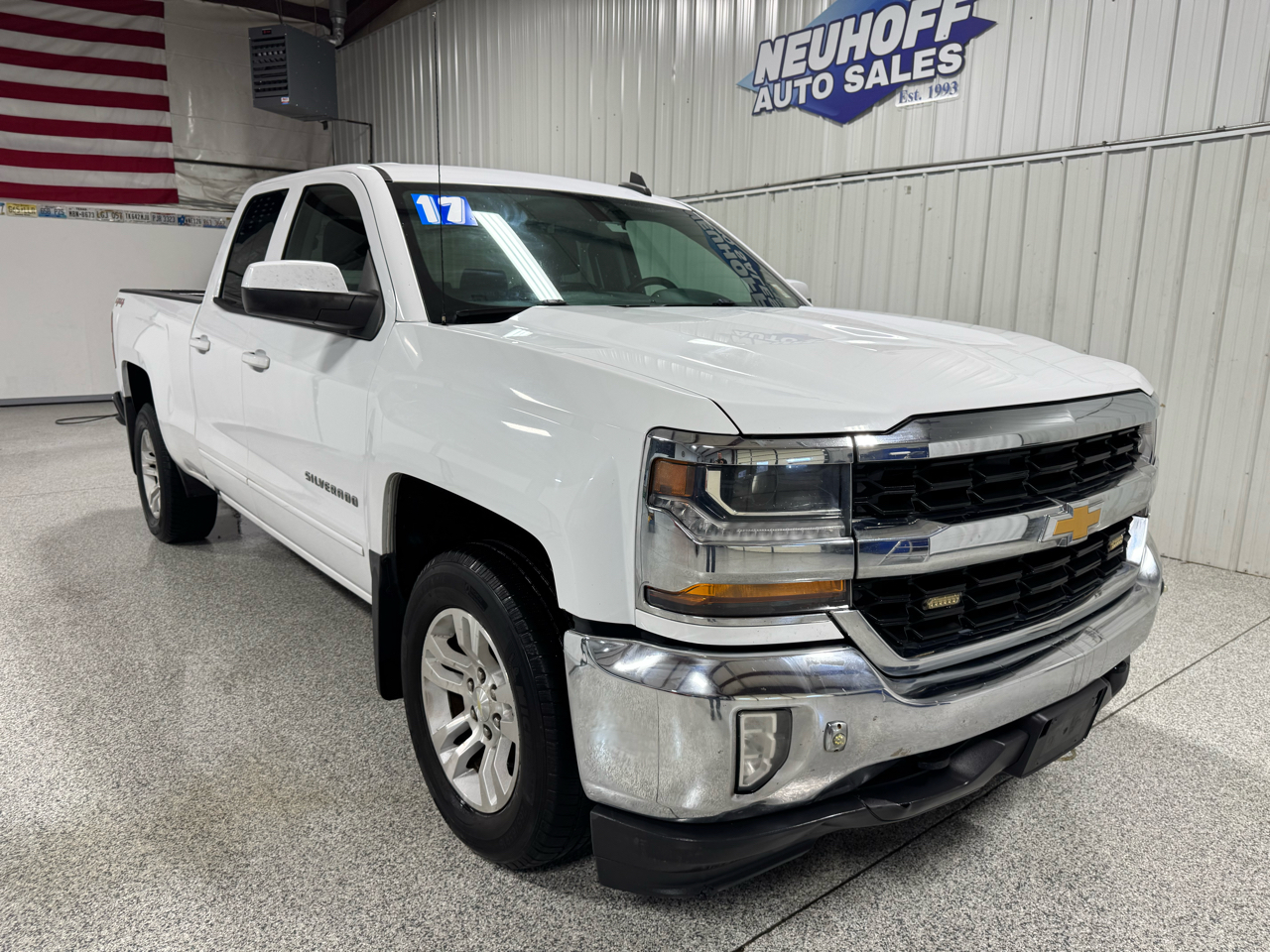 2017 Chevrolet Silverado 1500 LT photo 3