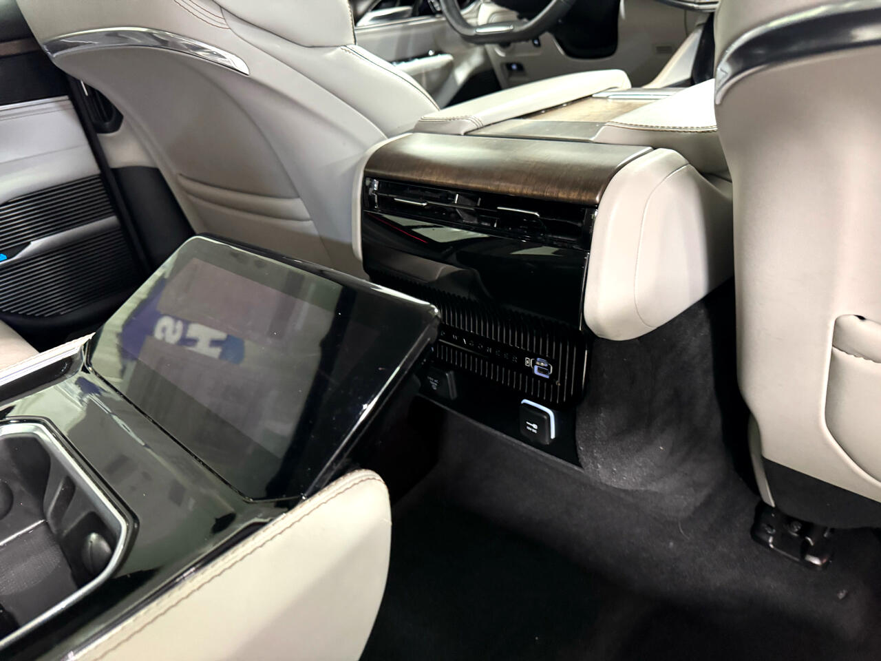 Jeep Grand Wagoneer Series II 4WD 2023