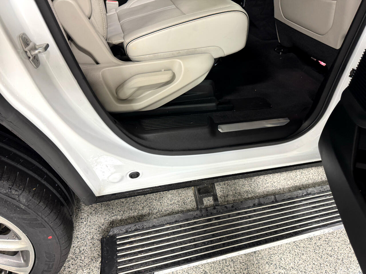 Jeep Grand Wagoneer Series II 4WD 2023