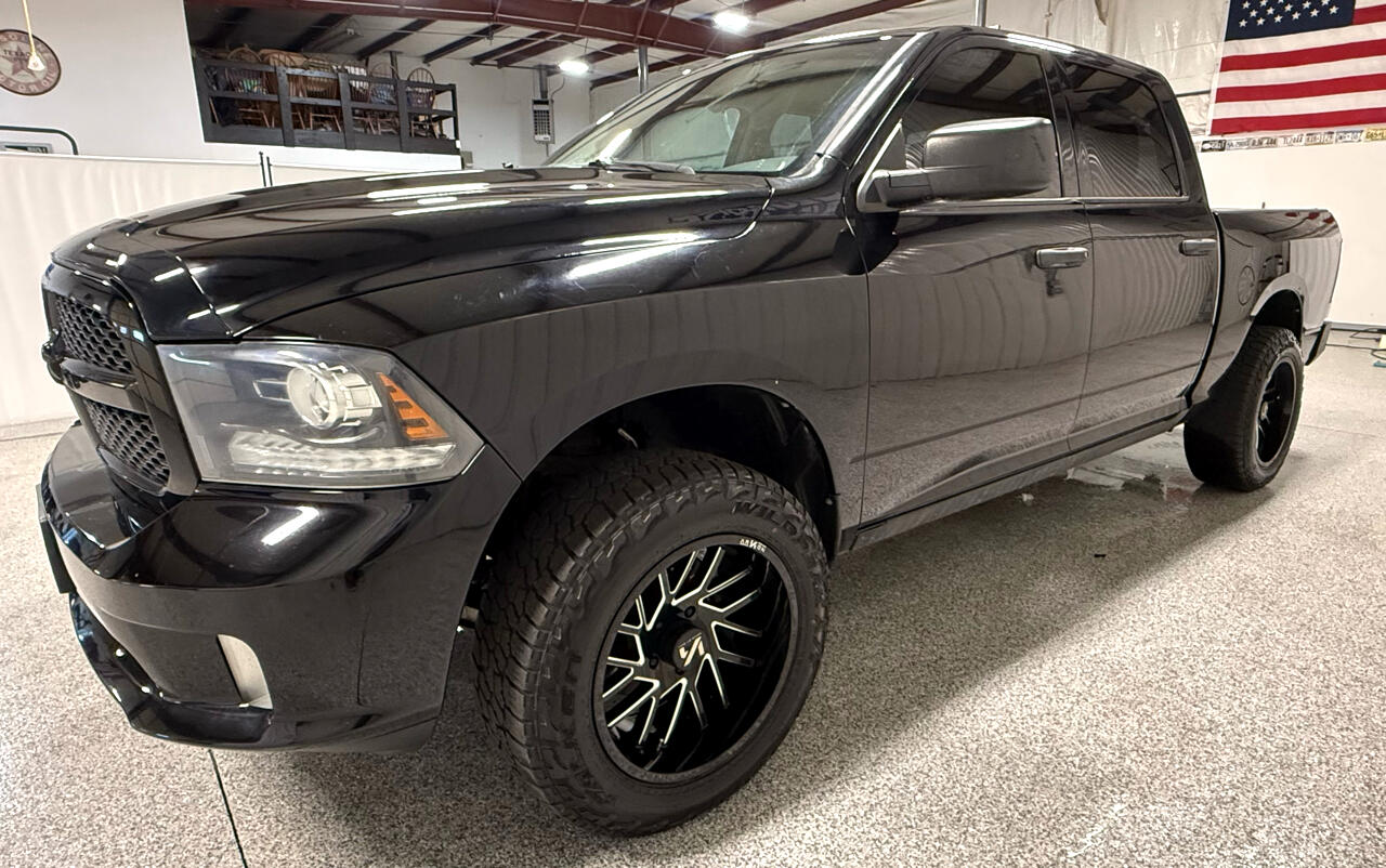 RAM 1500 4WD Crew Cab 140.5" ST 2014