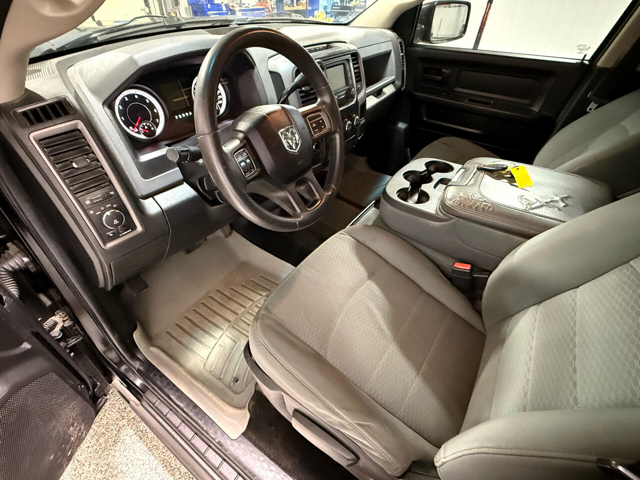 RAM 1500 4WD Crew Cab 140.5" ST 2014