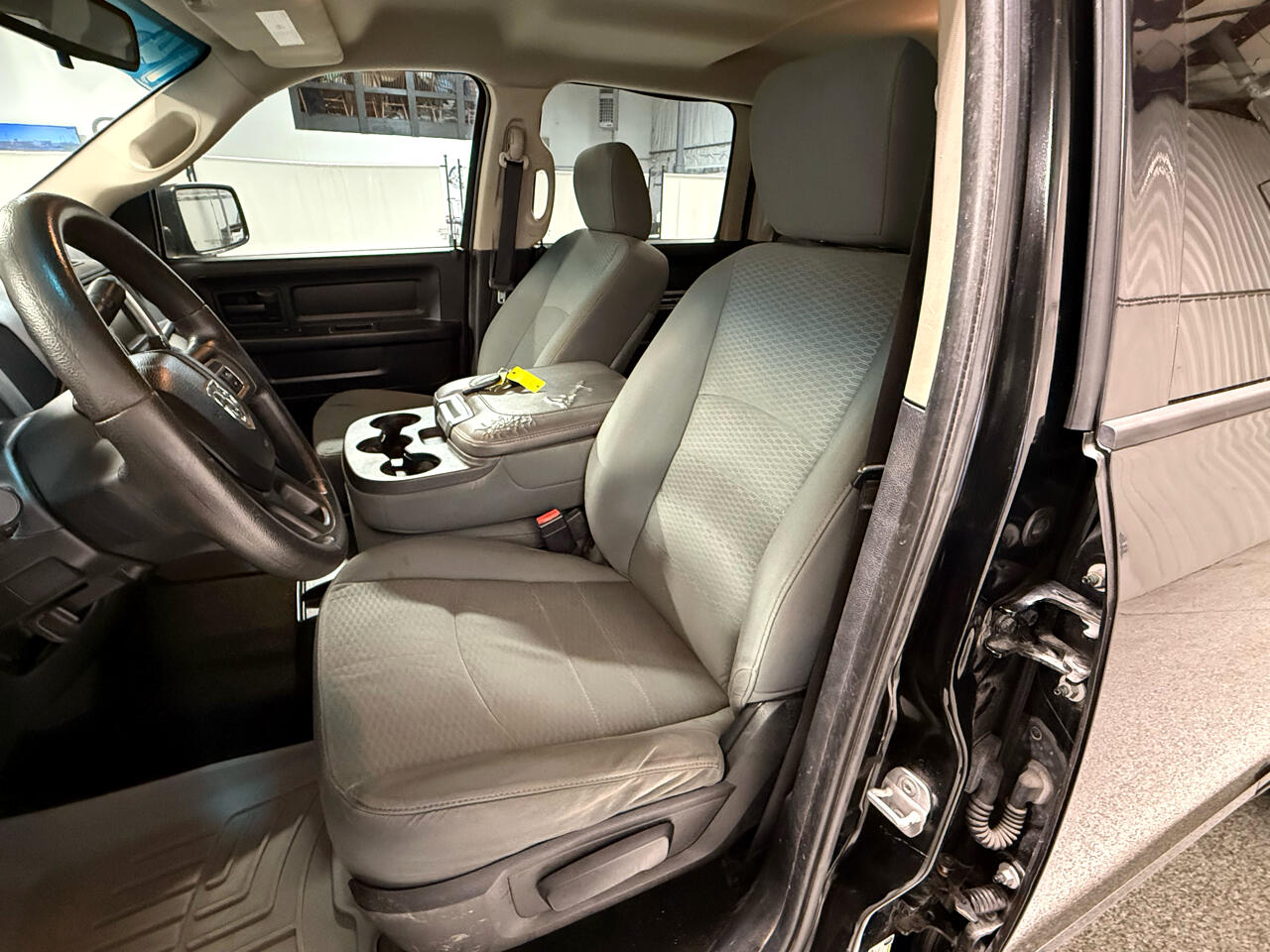 RAM 1500 4WD Crew Cab 140.5" ST 2014