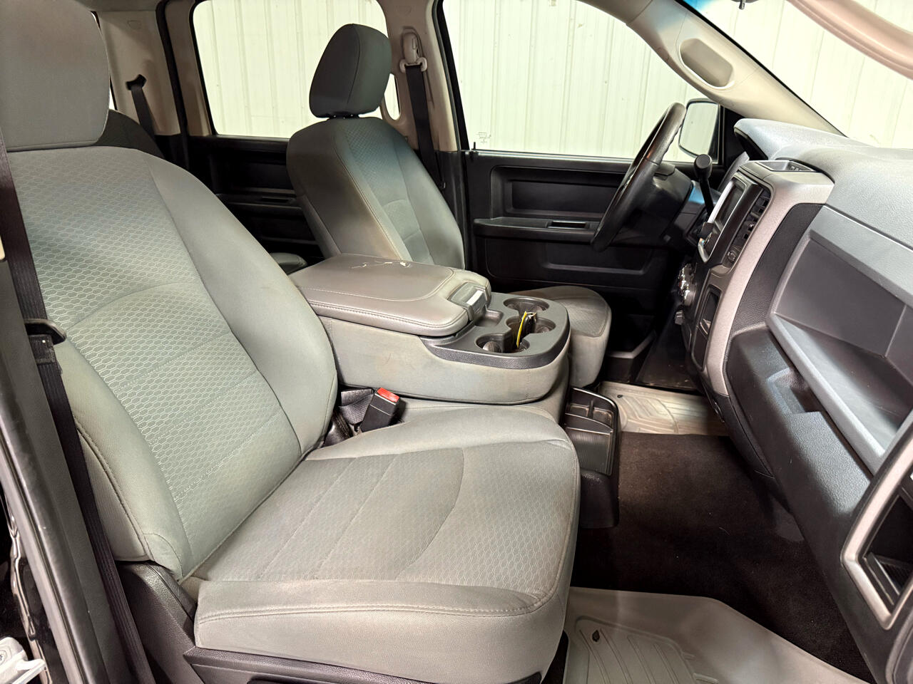 RAM 1500 4WD Crew Cab 140.5" ST 2014