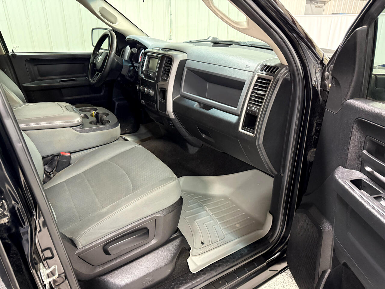 RAM 1500 4WD Crew Cab 140.5" ST 2014