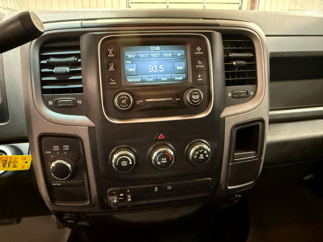 RAM 1500 4WD Crew Cab 140.5" ST 2014