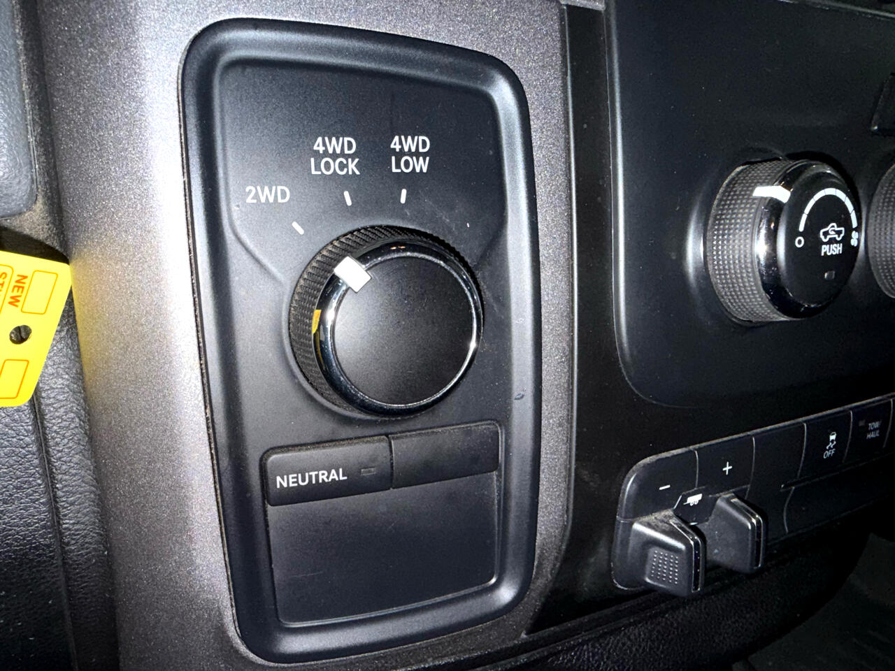 RAM 1500 4WD Crew Cab 140.5" ST 2014