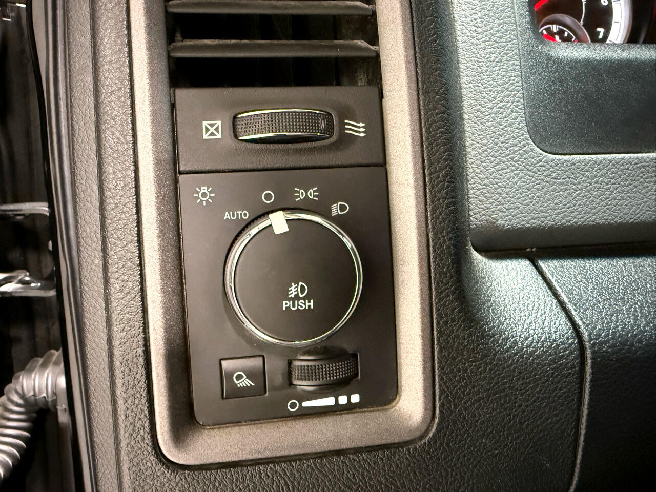 RAM 1500 4WD Crew Cab 140.5" ST 2014