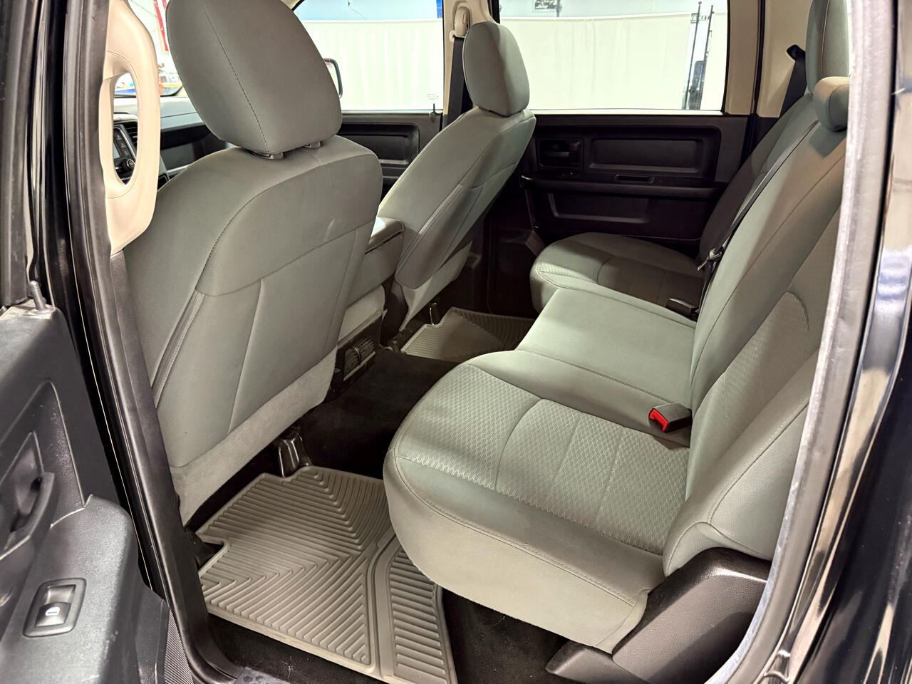 RAM 1500 4WD Crew Cab 140.5" ST 2014