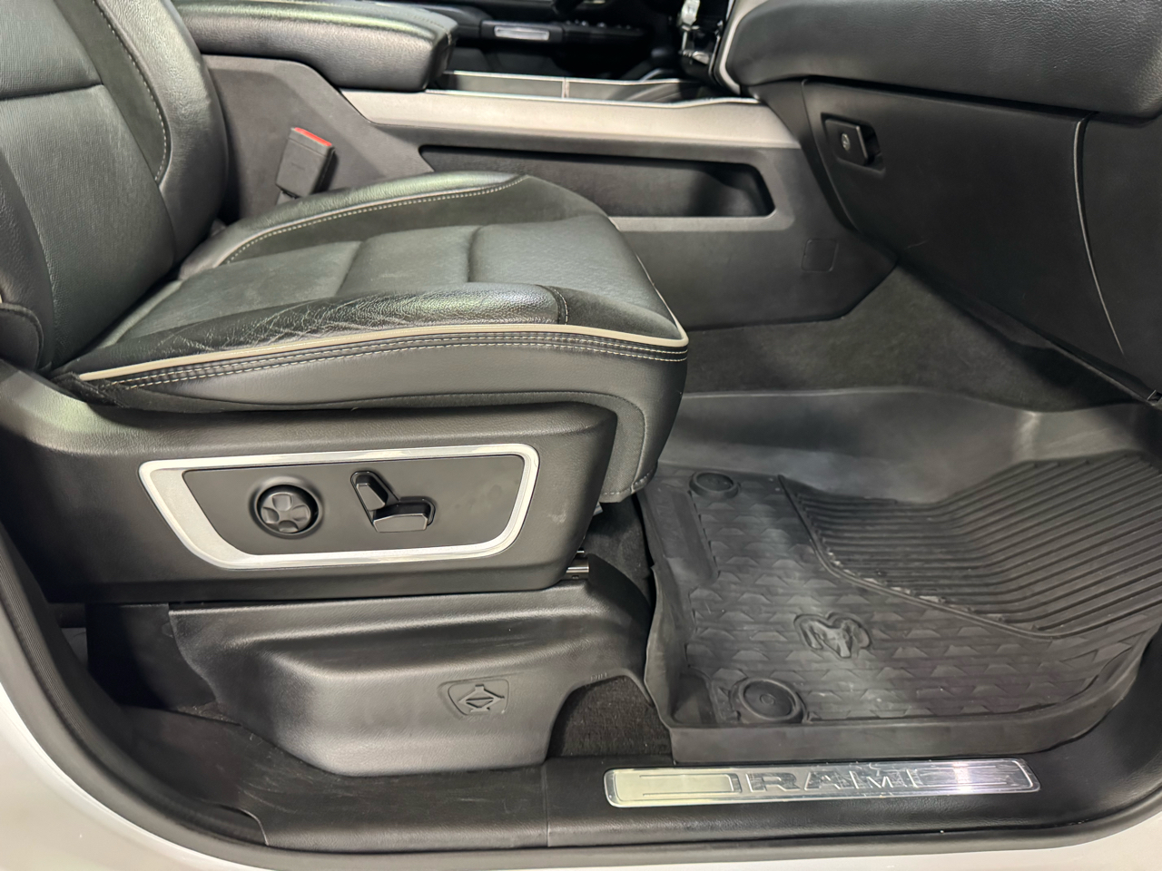 RAM 1500 Laramie Crew Cab SWB 4WD 2020