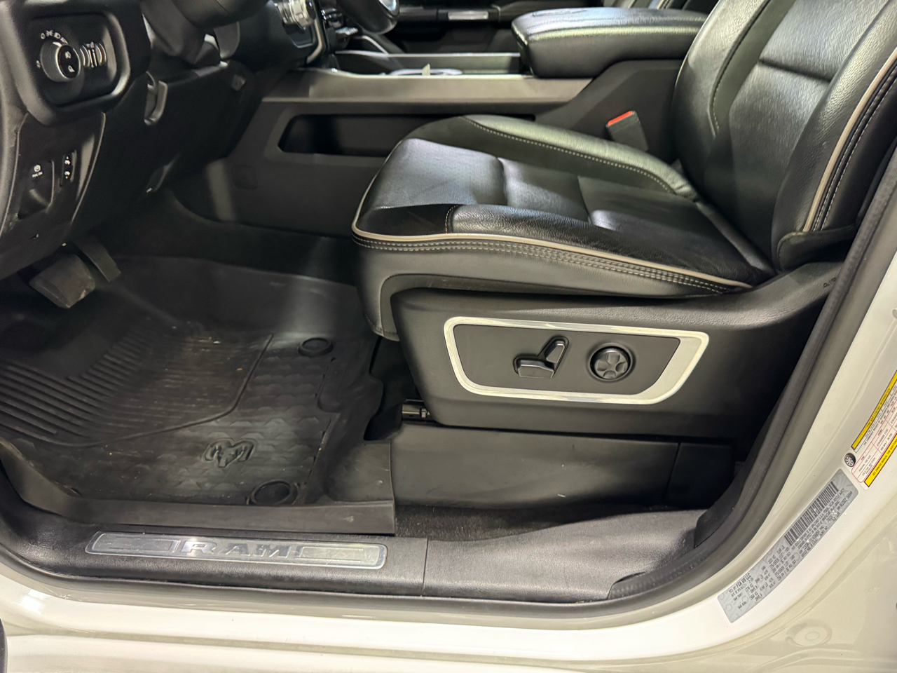 RAM 1500 Laramie Crew Cab SWB 4WD 2020