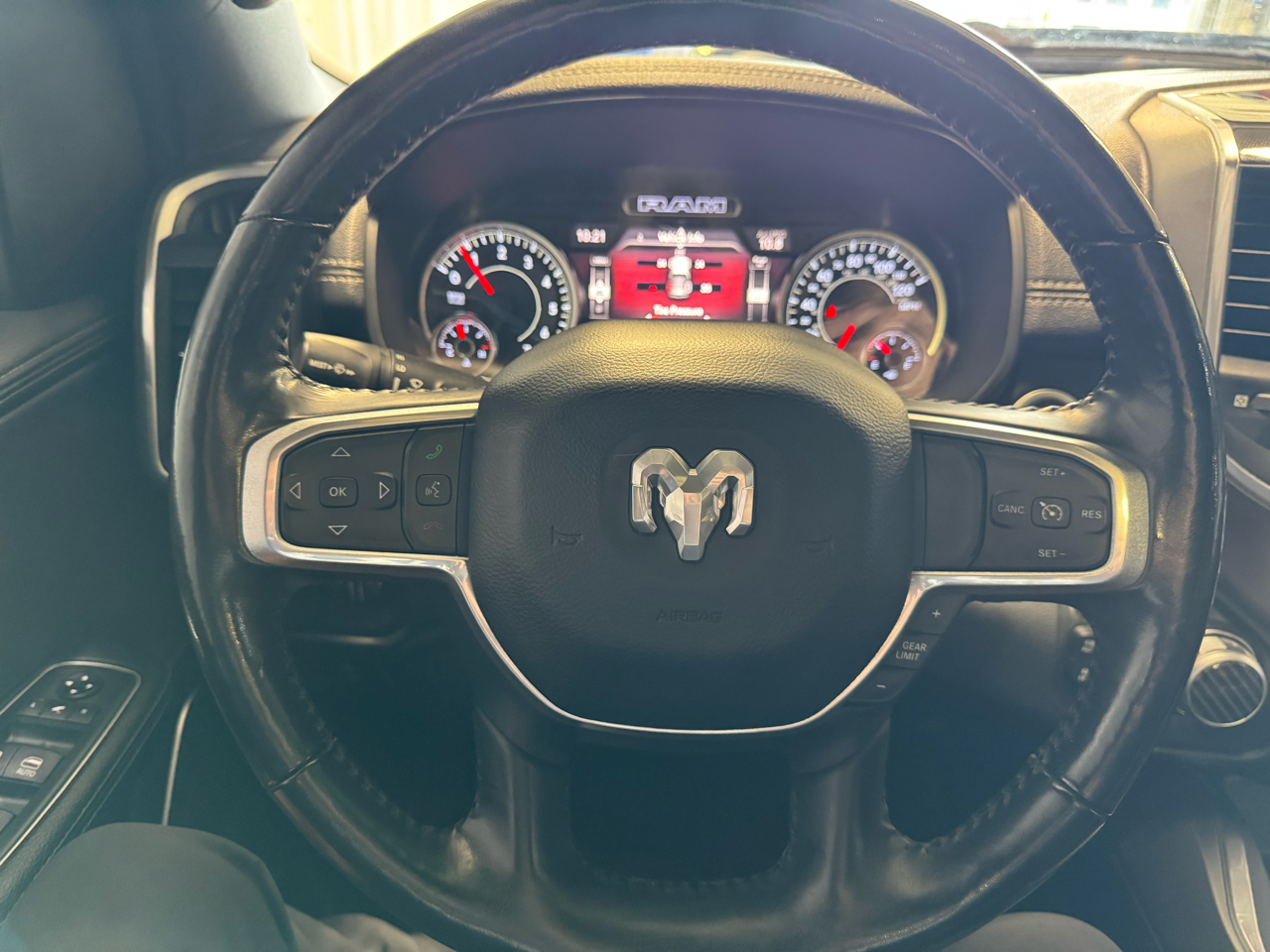 RAM 1500 Laramie Crew Cab SWB 4WD 2020