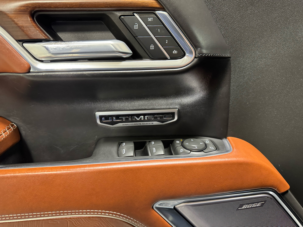 GMC Sierra 1500 Denali Ultimate Crew Cab 4WD 2023