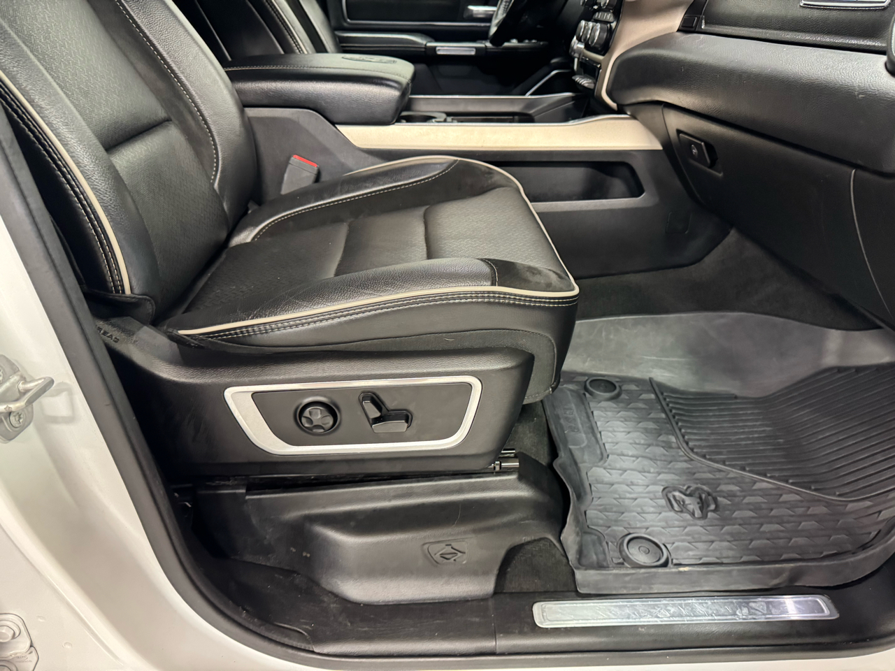 RAM 1500 Laramie Crew Cab SWB 4WD 2019