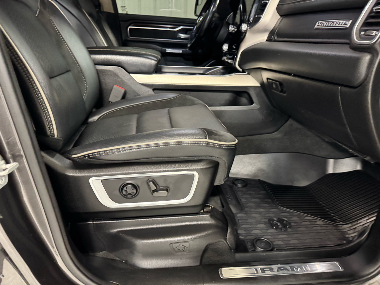 RAM 1500 Laramie Crew Cab SWB 4WD 2021