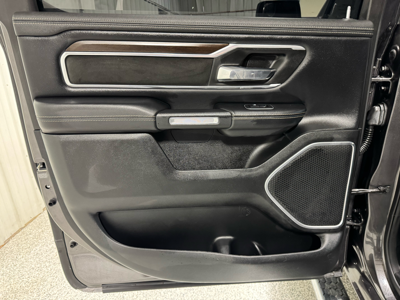 RAM 1500 Laramie Crew Cab SWB 4WD 2021