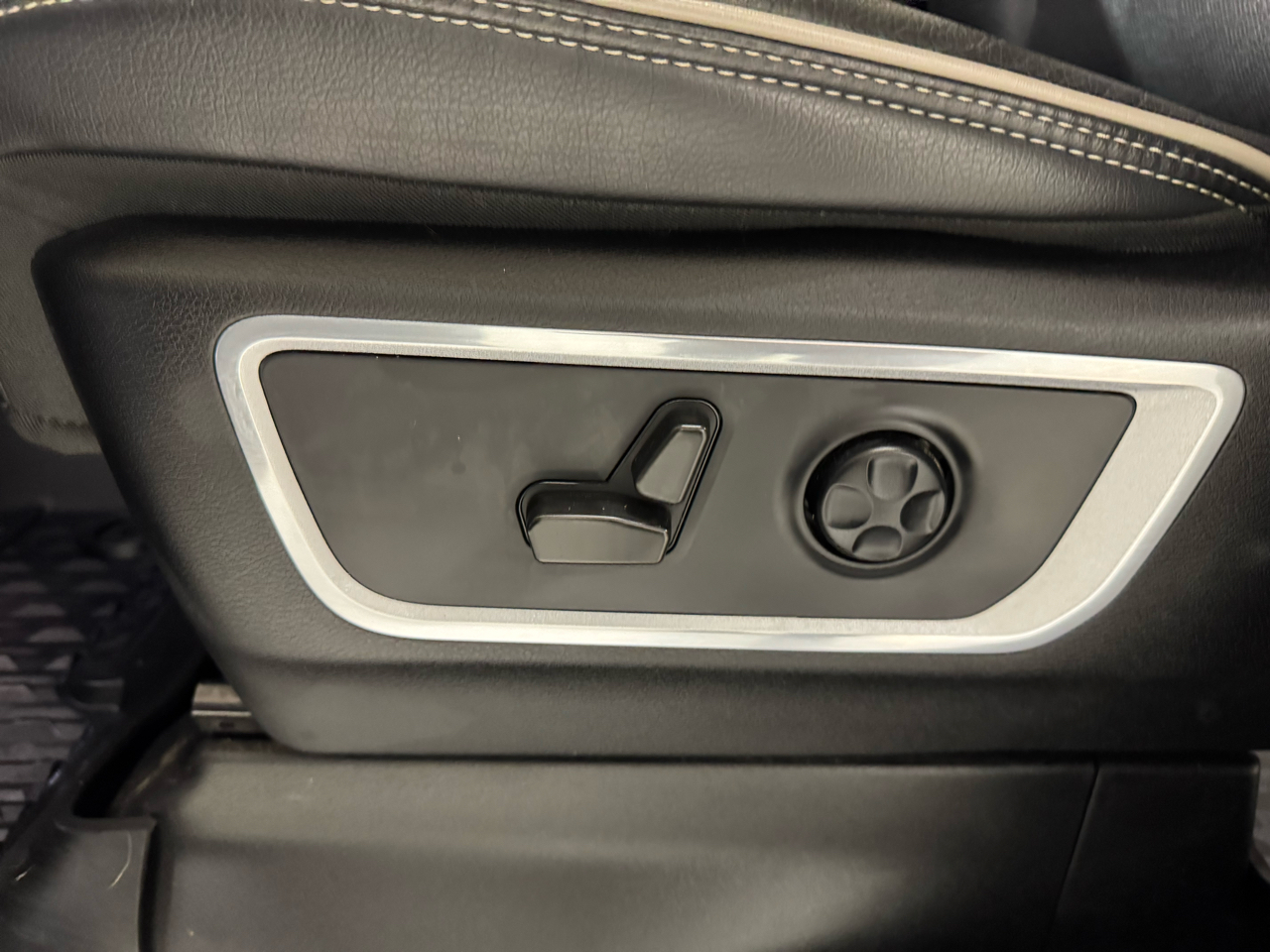 RAM 1500 Laramie Crew Cab SWB 4WD 2021