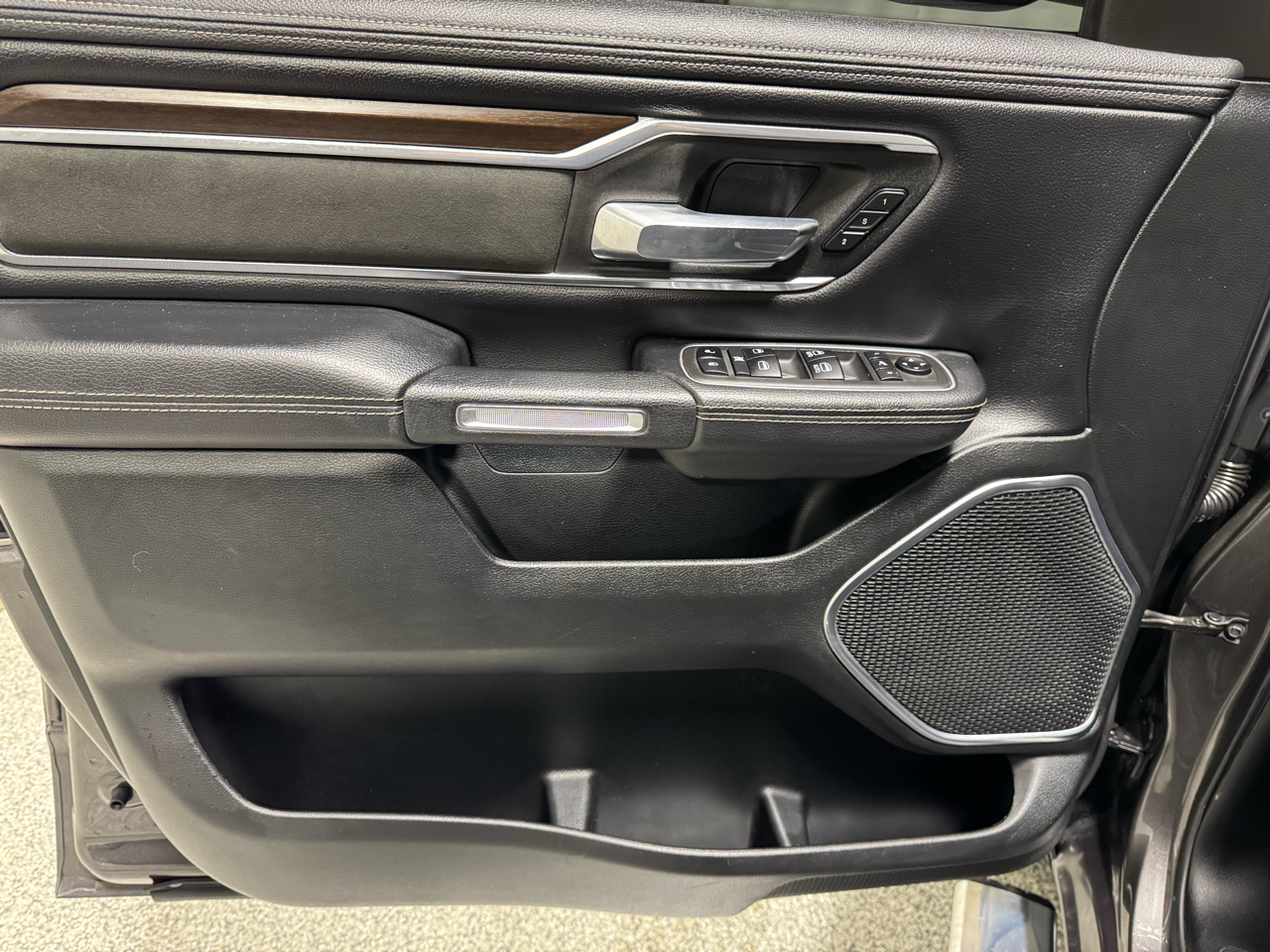 RAM 1500 Laramie Crew Cab SWB 4WD 2021