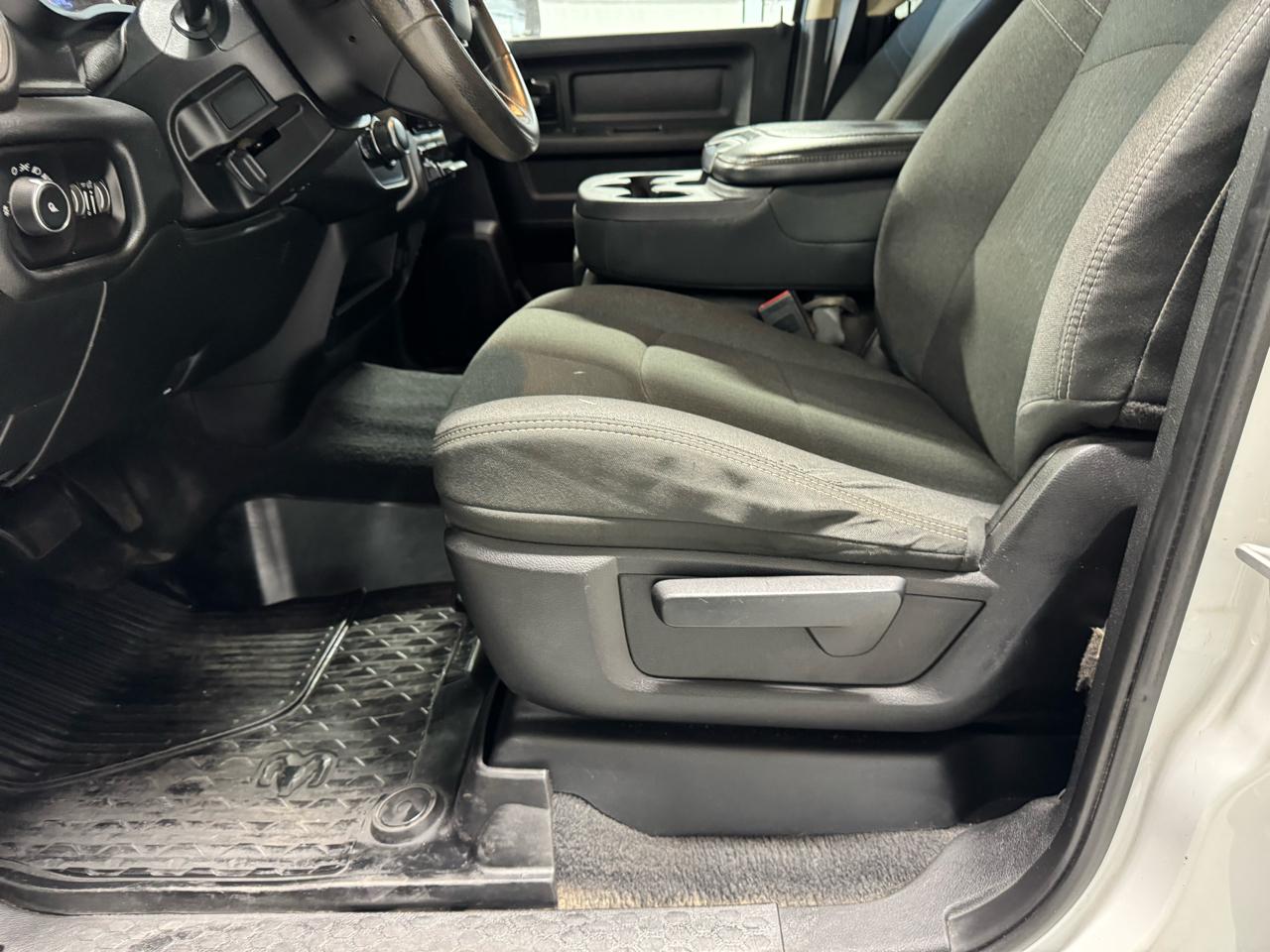 RAM 2500 Tradesman 4x4 Crew Cab 6'4" Box 2020