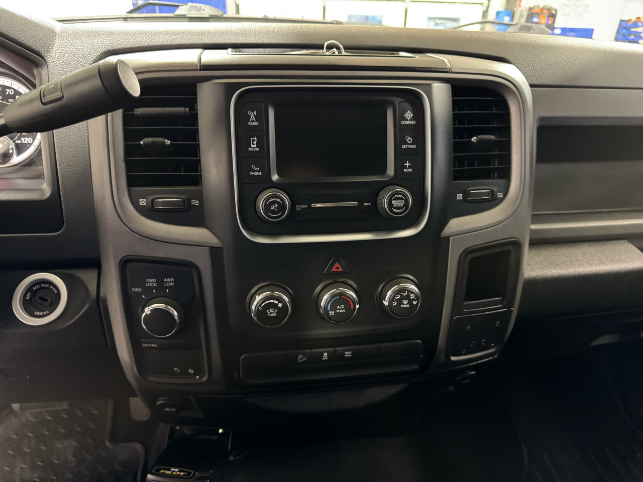 RAM 2500 Tradesman 4x4 Crew Cab 8' Box 2017