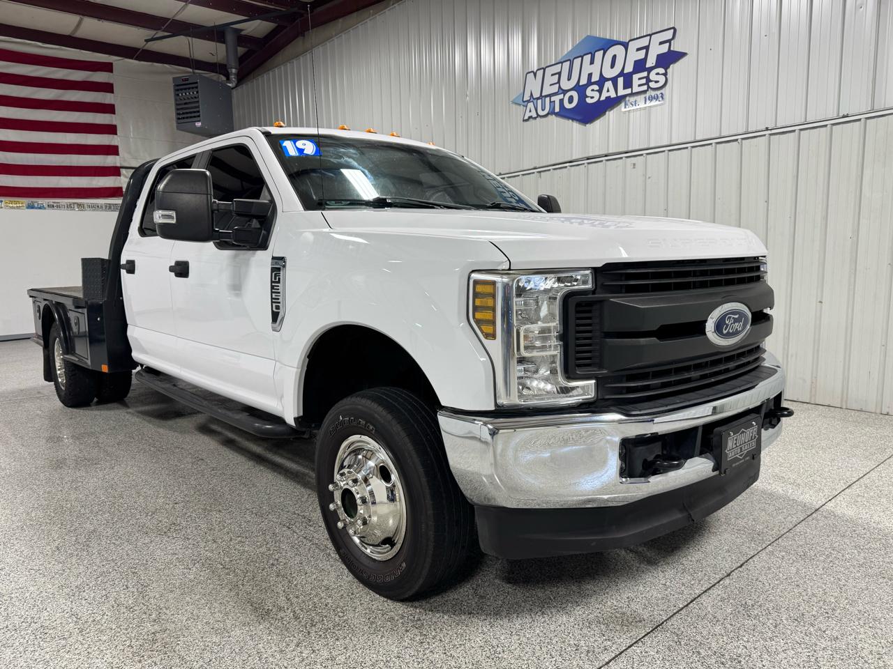 Ford Super Duty F-350 DRW Lariat 4WD Crew Cab 179" WB 60" CA 2019