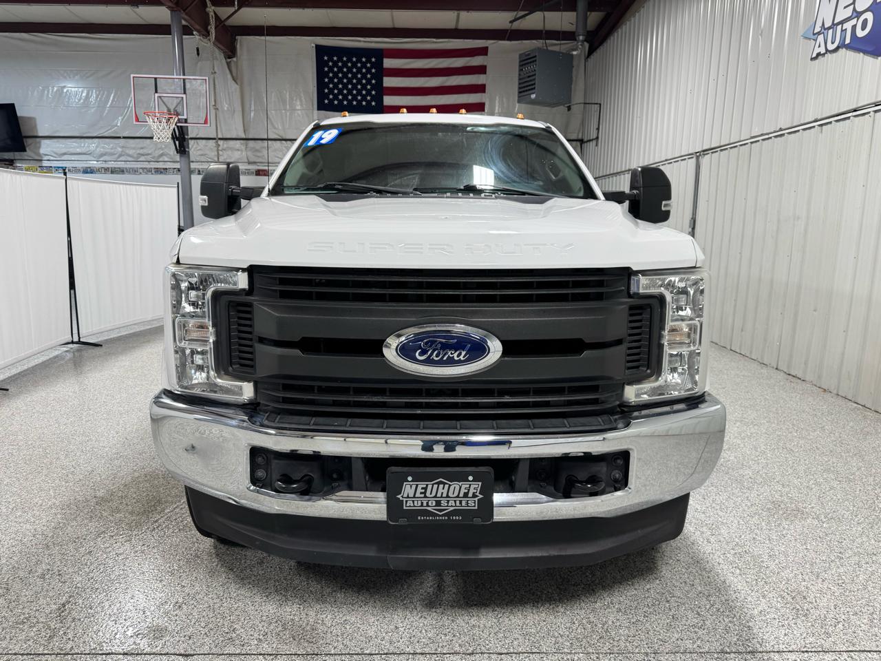 Ford Super Duty F-350 DRW Lariat 4WD Crew Cab 179" WB 60" CA 2019