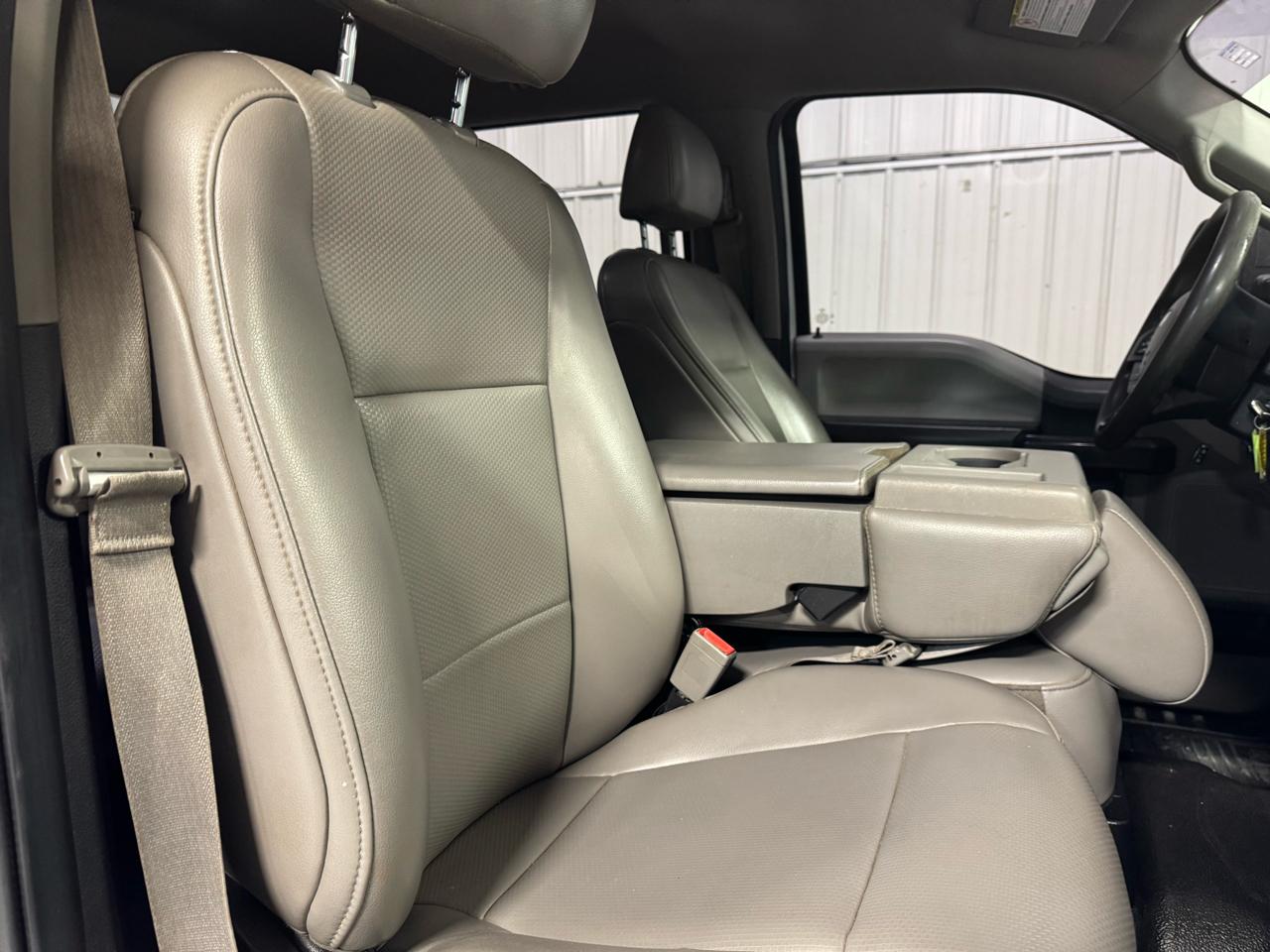 Ford Super Duty F-350 DRW Lariat 4WD Crew Cab 179" WB 60" CA 2019