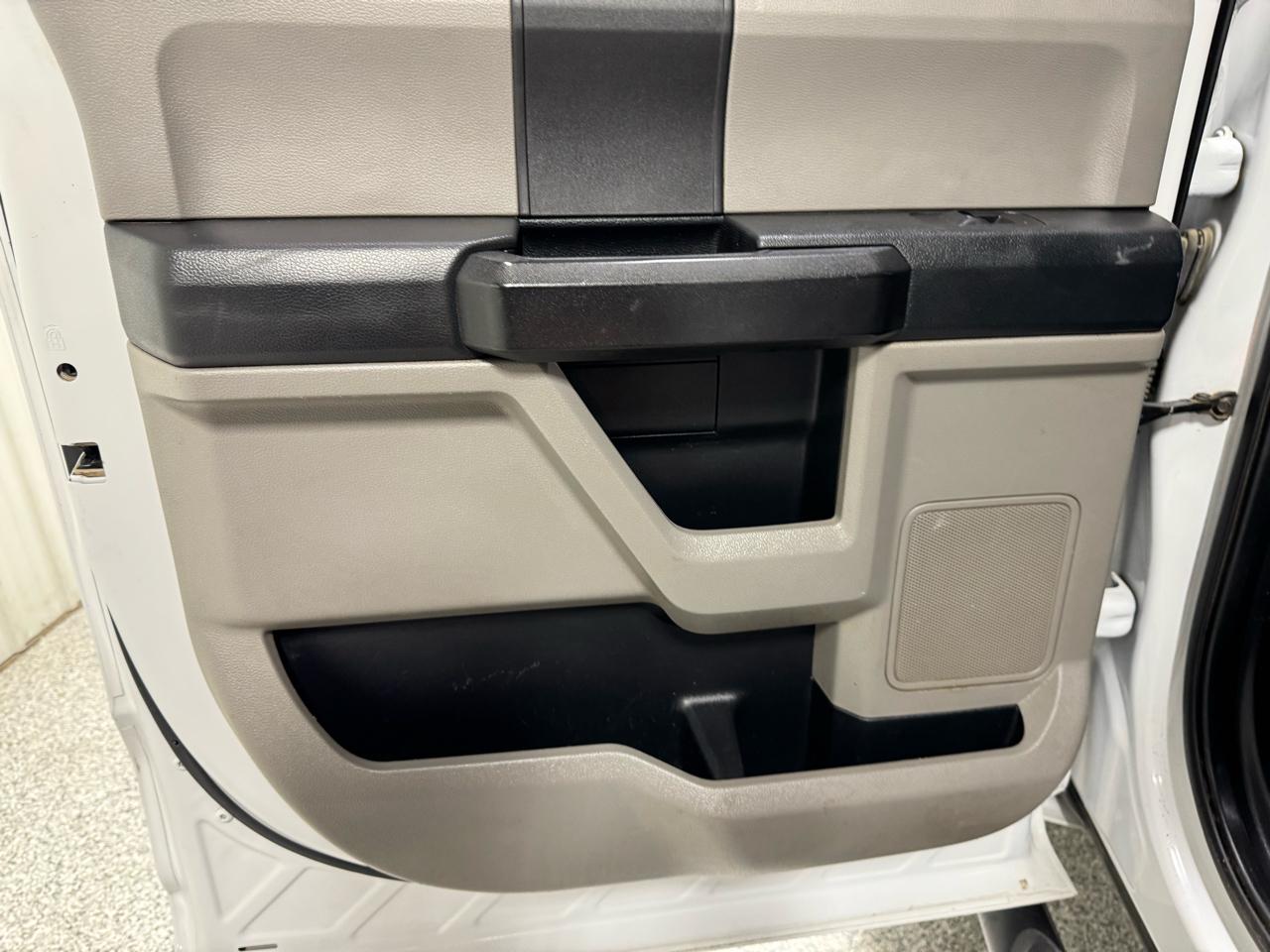 Ford Super Duty F-350 DRW Lariat 4WD Crew Cab 179" WB 60" CA 2019