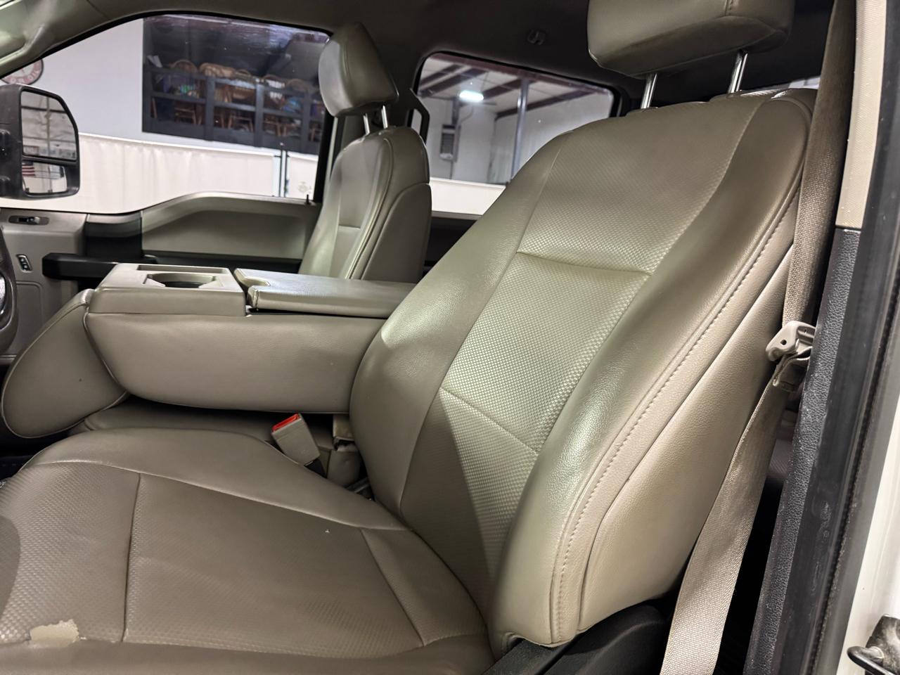 Ford Super Duty F-350 DRW Lariat 4WD Crew Cab 179" WB 60" CA 2019