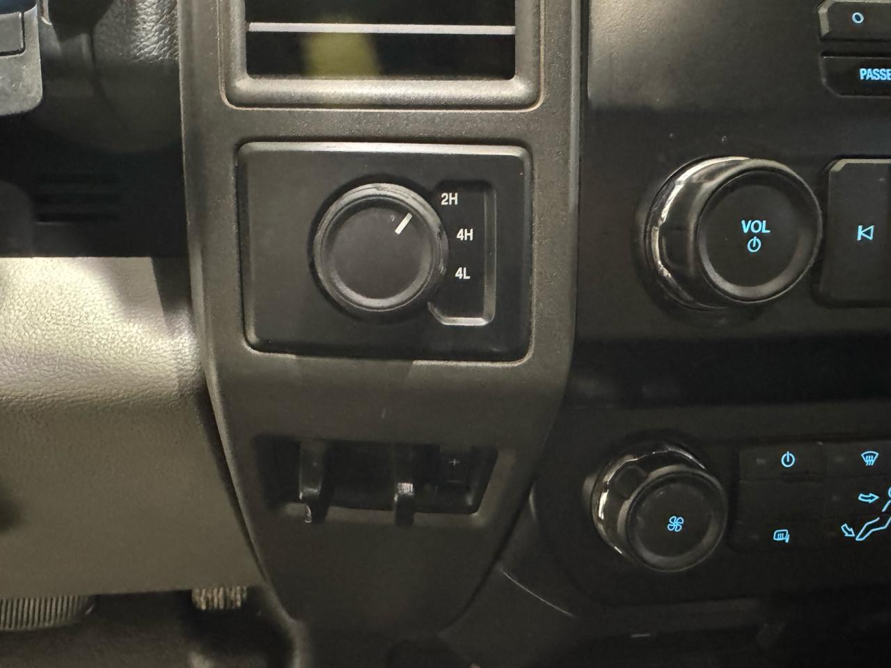 Ford Super Duty F-350 DRW Lariat 4WD Crew Cab 179" WB 60" CA 2019