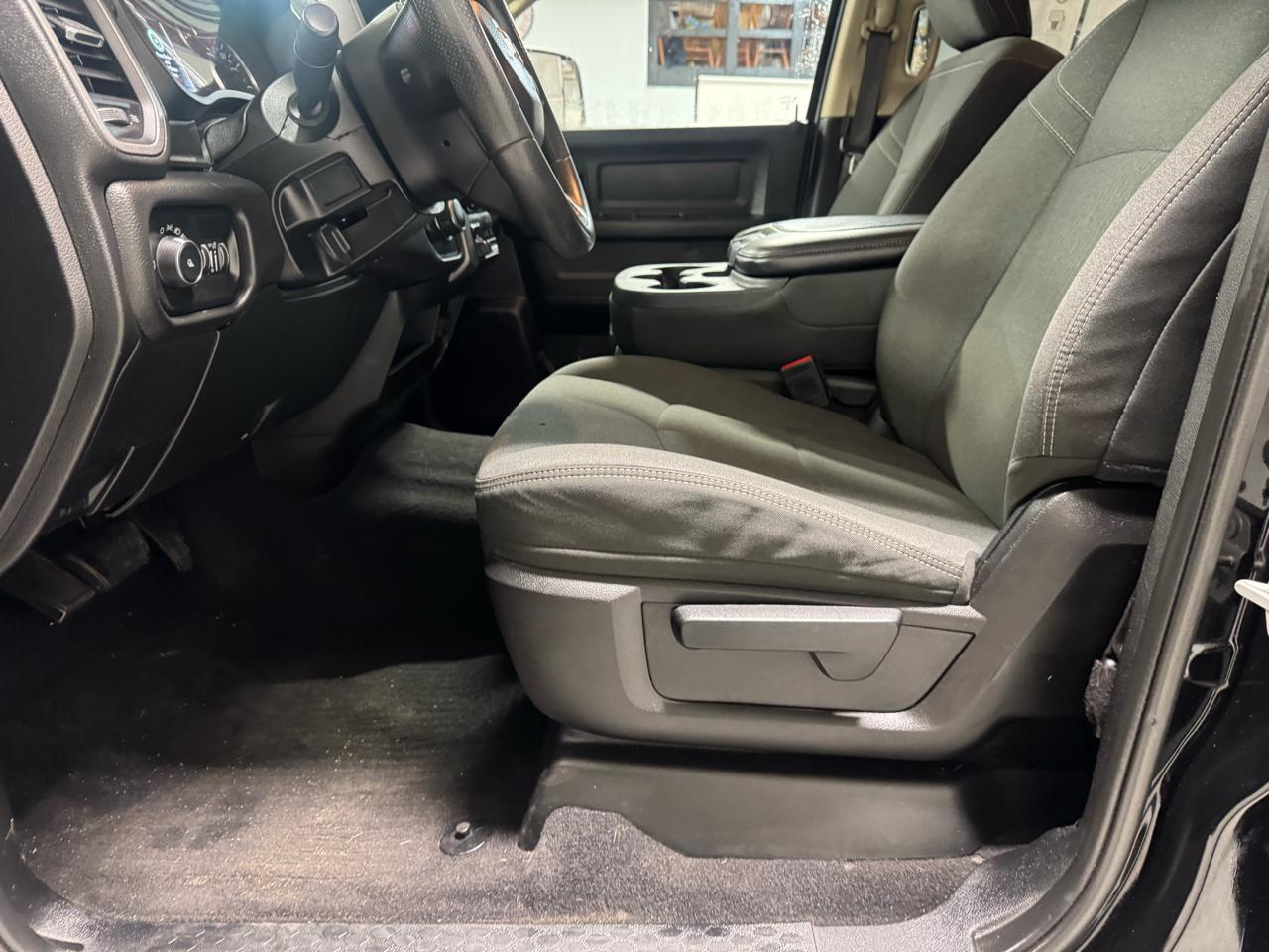 RAM 2500 Tradesman 4x4 Crew Cab 6'4" Box 2020