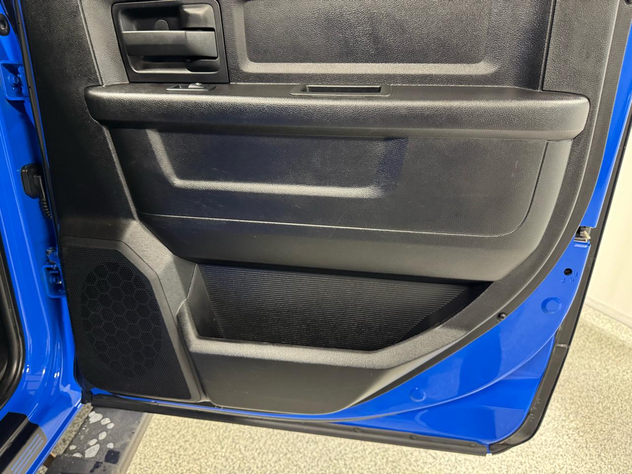 RAM 2500 Tradesman 4x4 Crew Cab 6'4" Box 2017