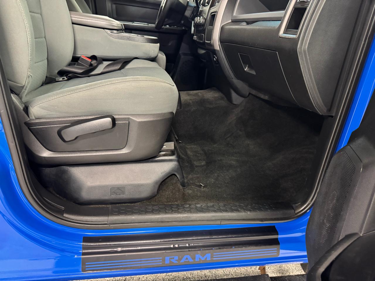 RAM 2500 Tradesman 4x4 Crew Cab 6'4" Box 2017