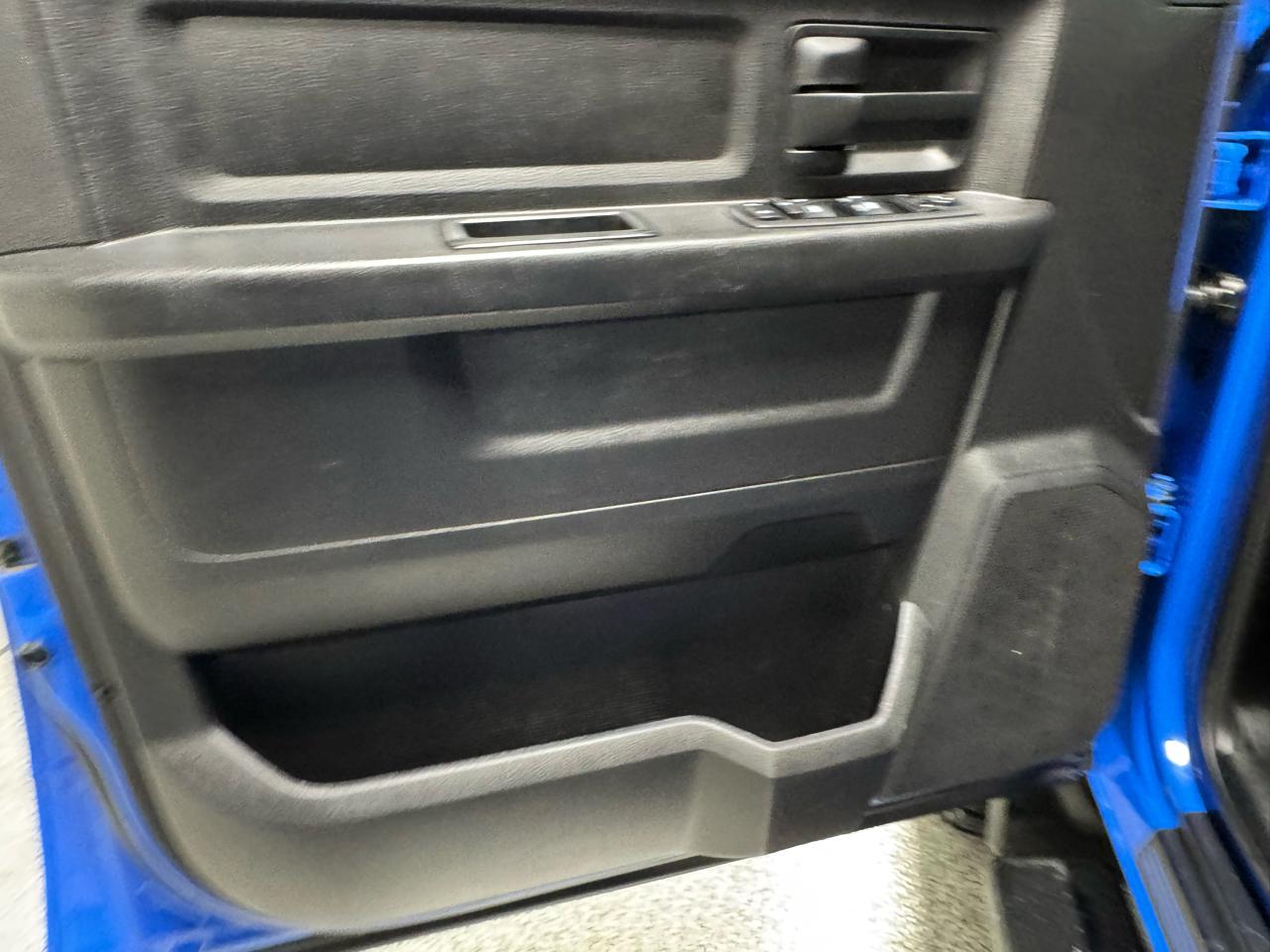 RAM 2500 Tradesman 4x4 Crew Cab 6'4" Box 2017