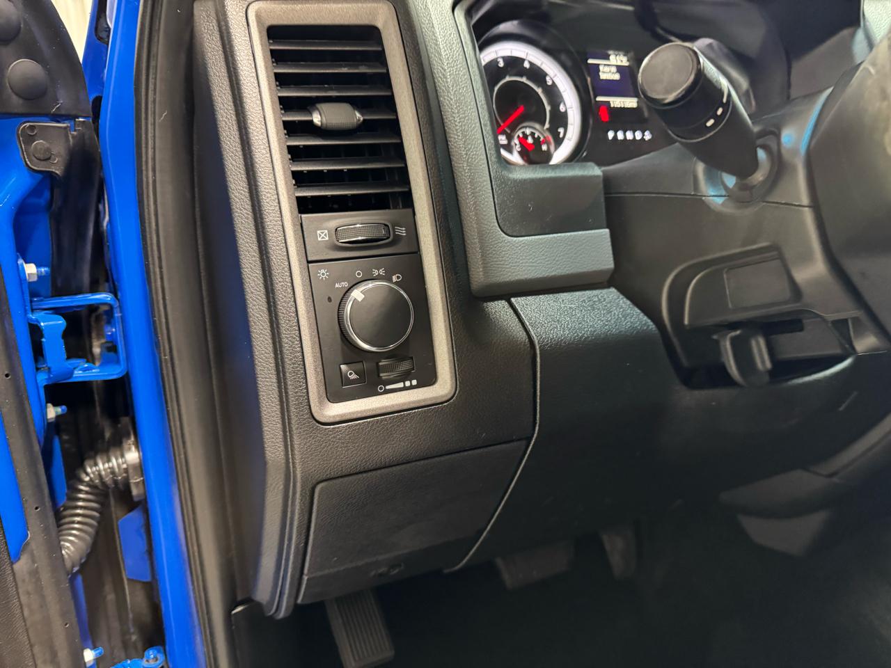 RAM 2500 Tradesman 4x4 Crew Cab 6'4" Box 2017