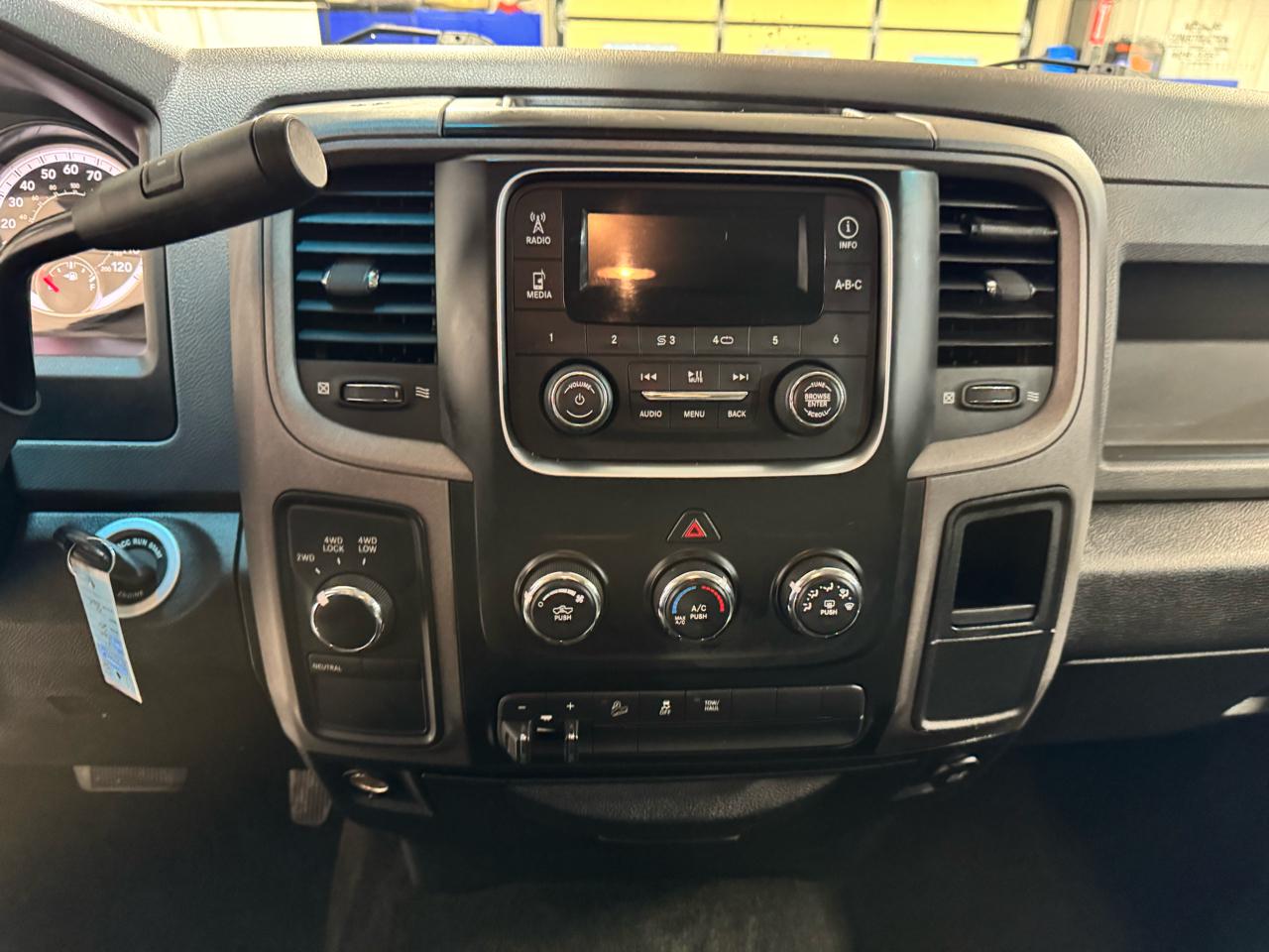RAM 2500 Tradesman 4x4 Crew Cab 6'4" Box 2017