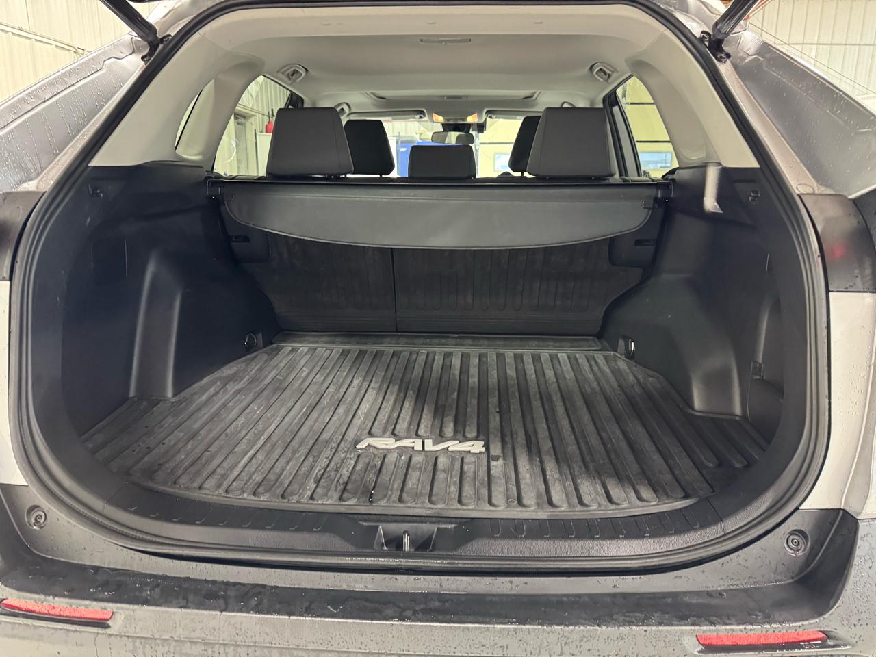 Toyota RAV4 XLE AWD (Natl) 2021