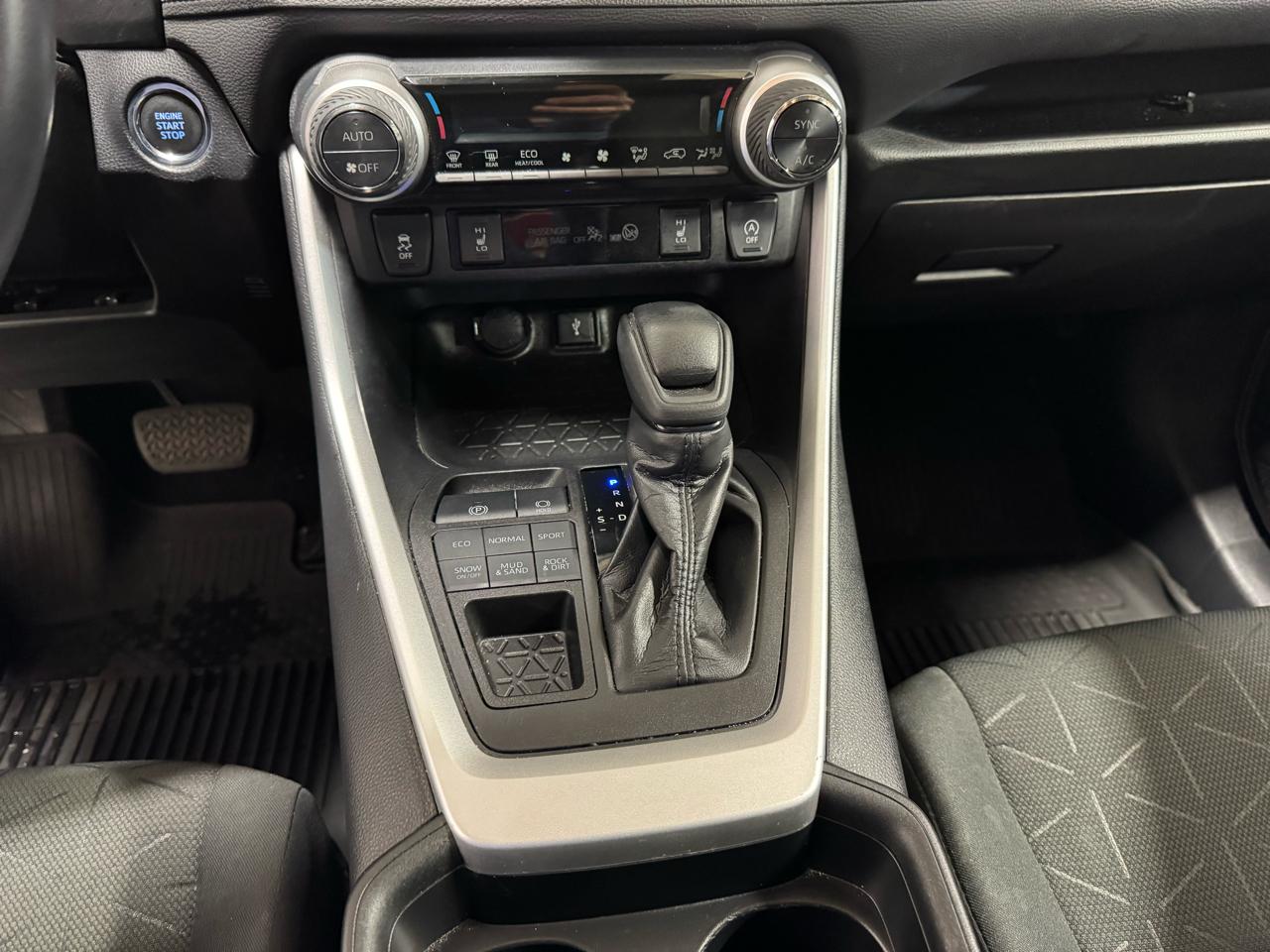 Toyota RAV4 XLE AWD (Natl) 2021