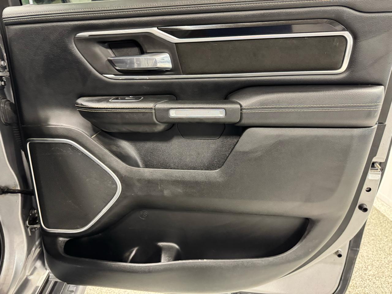 RAM 1500 Laramie 4x4 Crew Cab 5'7" Box 2022