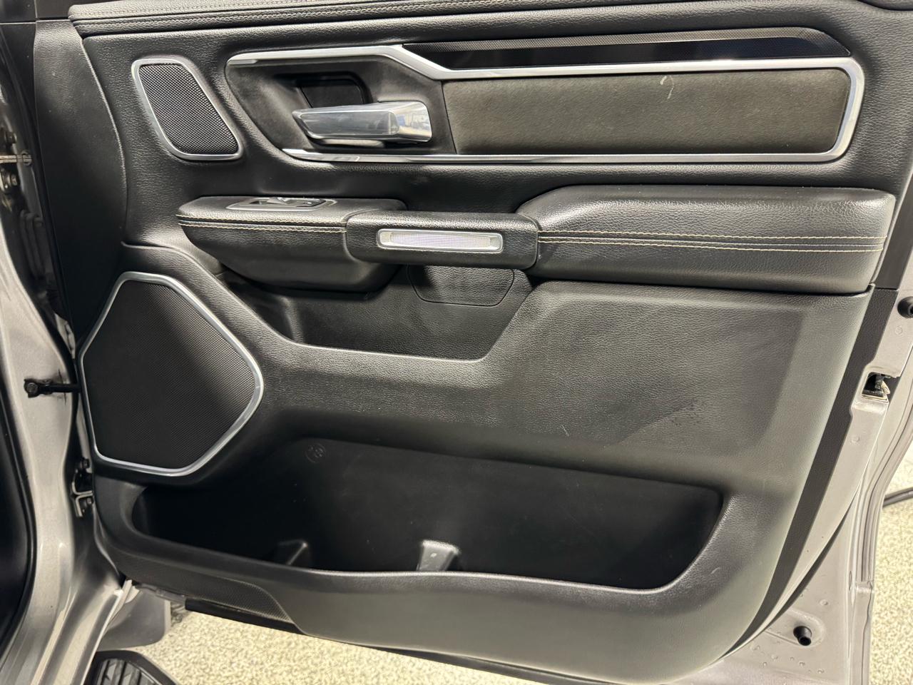 RAM 1500 Laramie 4x4 Crew Cab 5'7" Box 2022