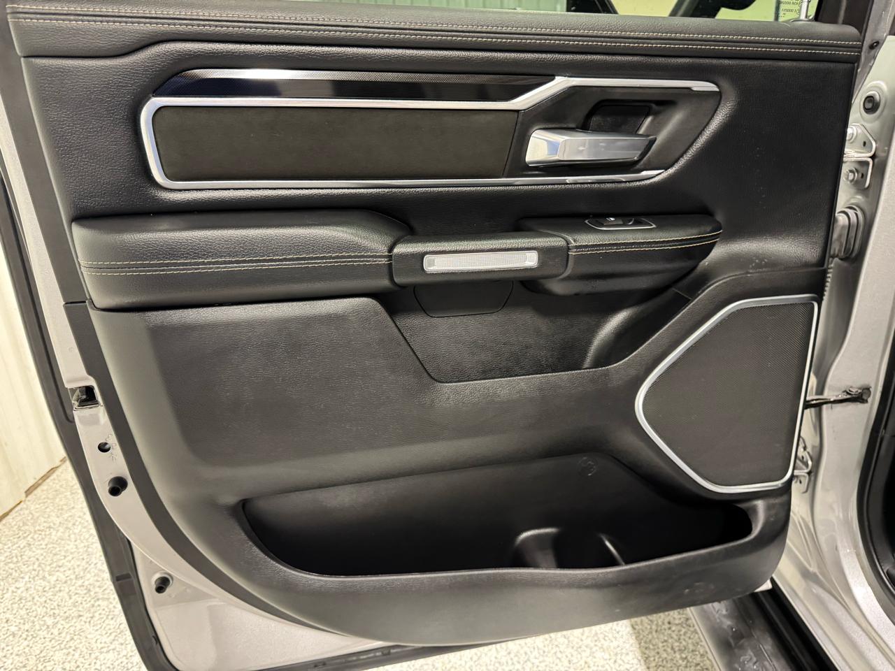 RAM 1500 Laramie 4x4 Crew Cab 5'7" Box 2022