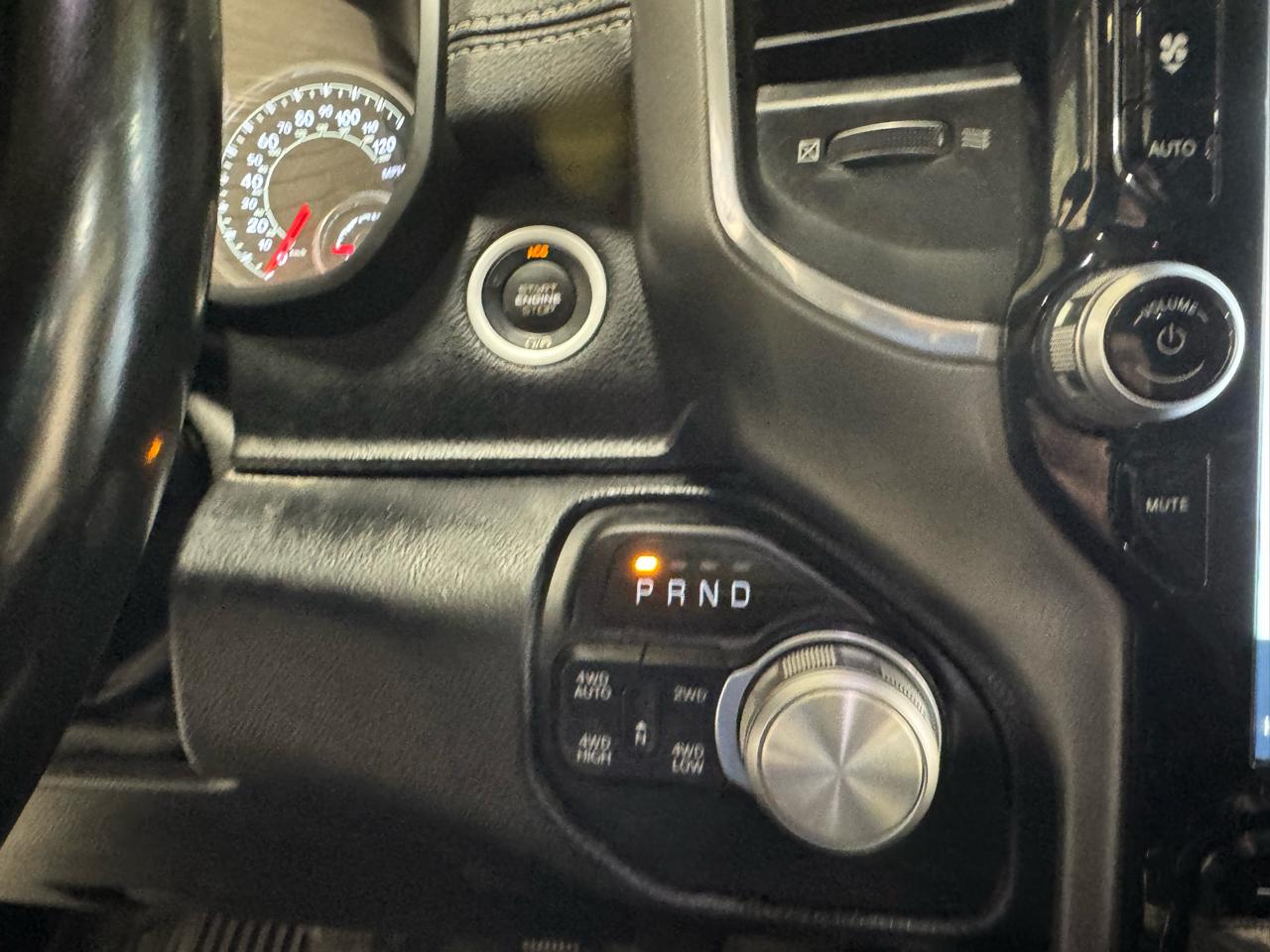 RAM 1500 Laramie 4x4 Crew Cab 5'7" Box 2022