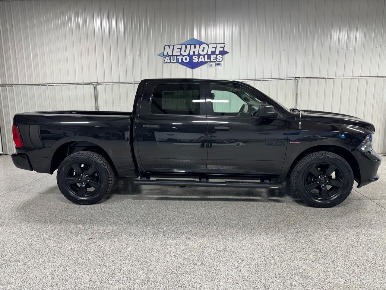 2017 RAM 1500 Express 4x4 Crew Cab 5'7" Box