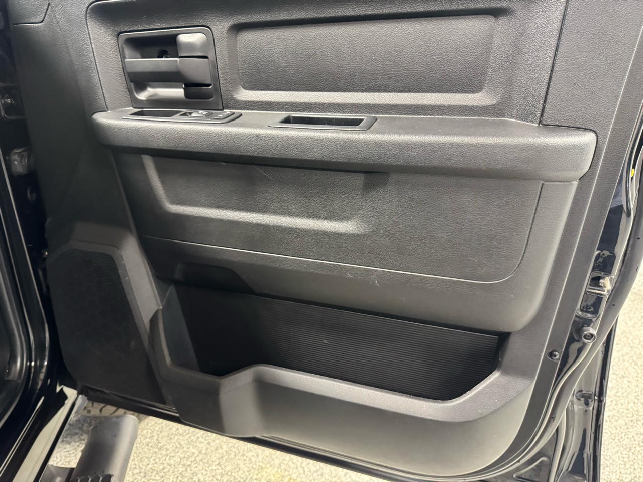 RAM 1500 Express 4x4 Crew Cab 5'7" Box 2017