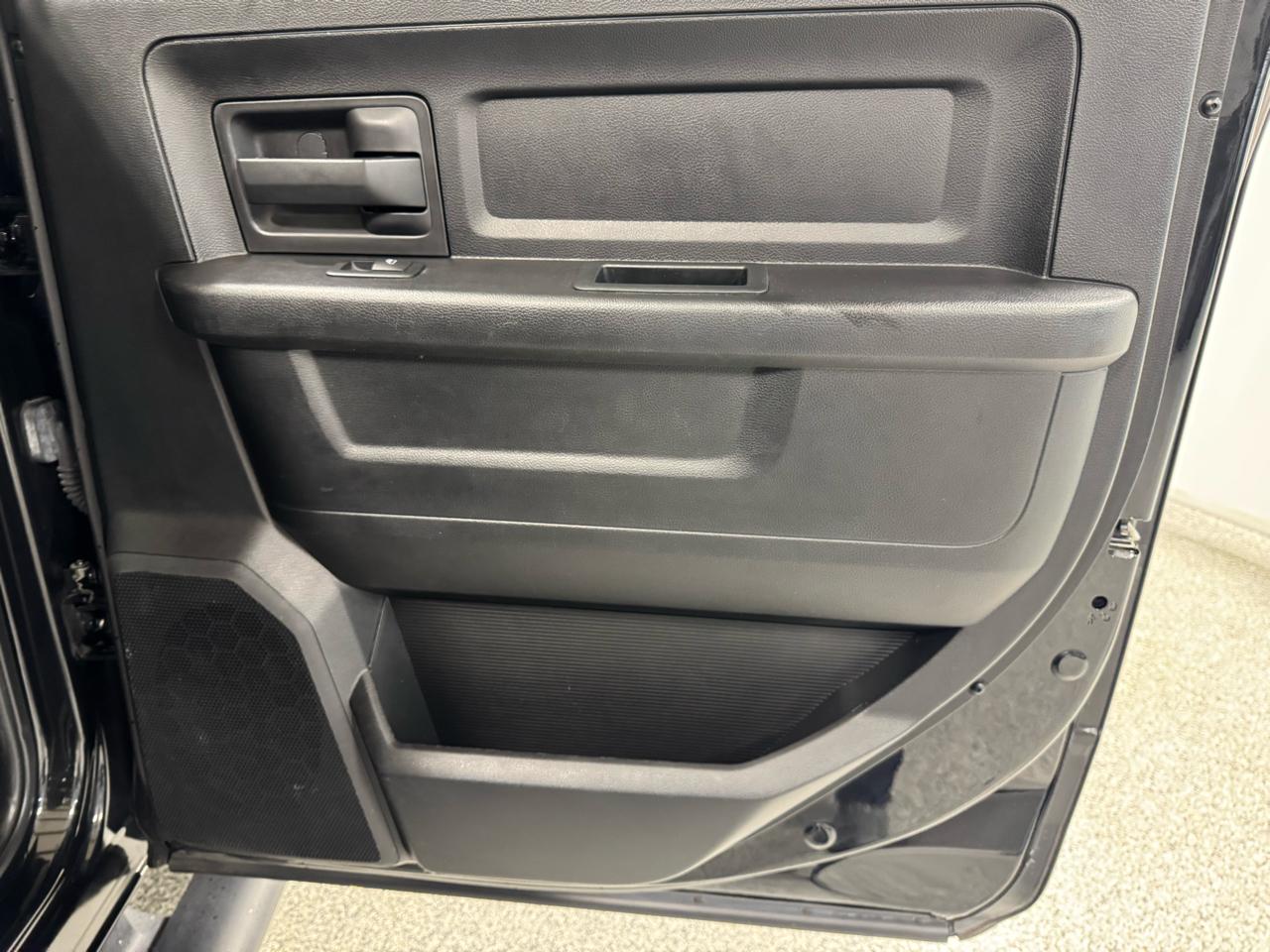 RAM 1500 Express 4x4 Crew Cab 5'7" Box 2017