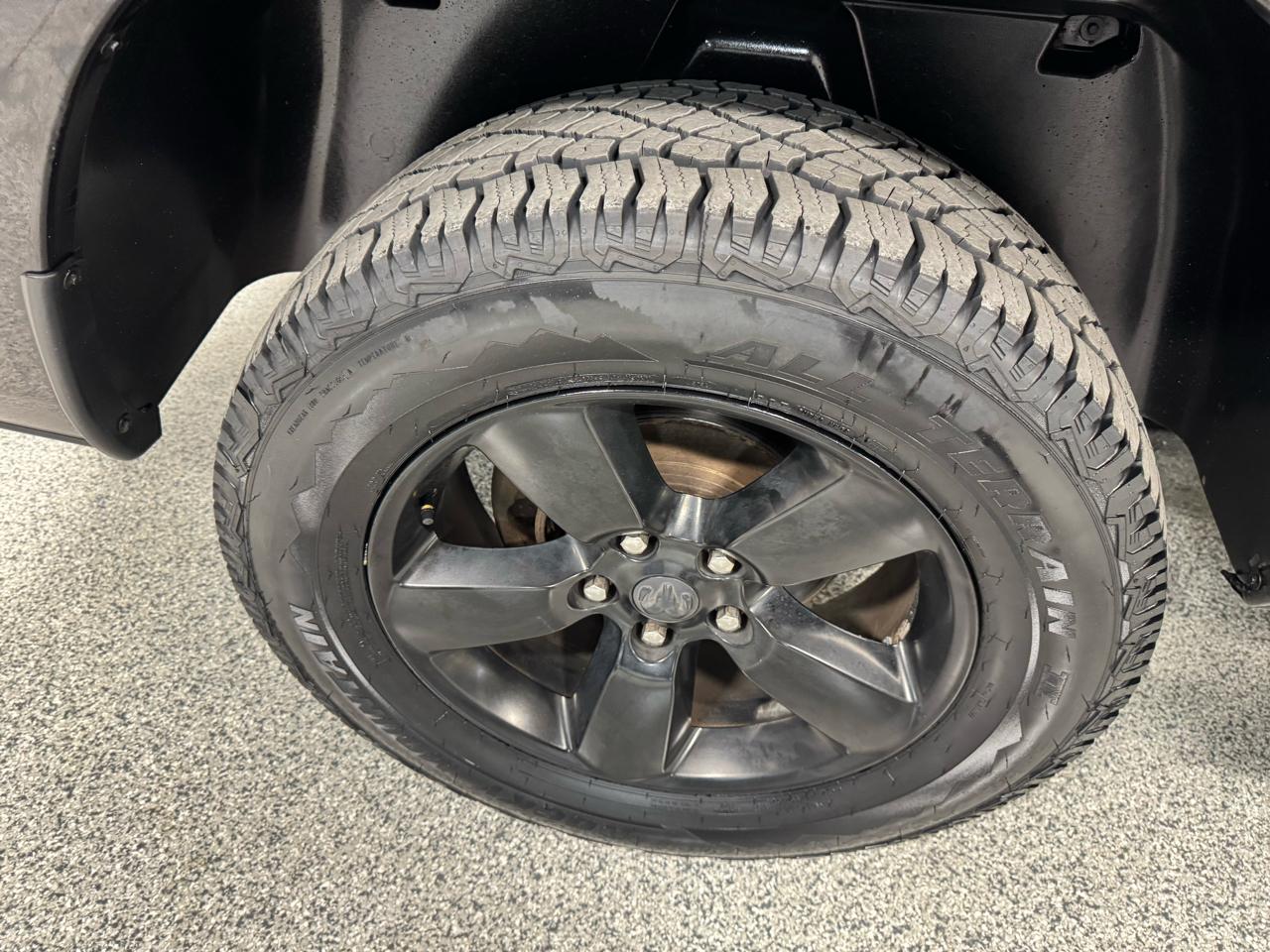 RAM 1500 Express 4x4 Crew Cab 5'7" Box 2017