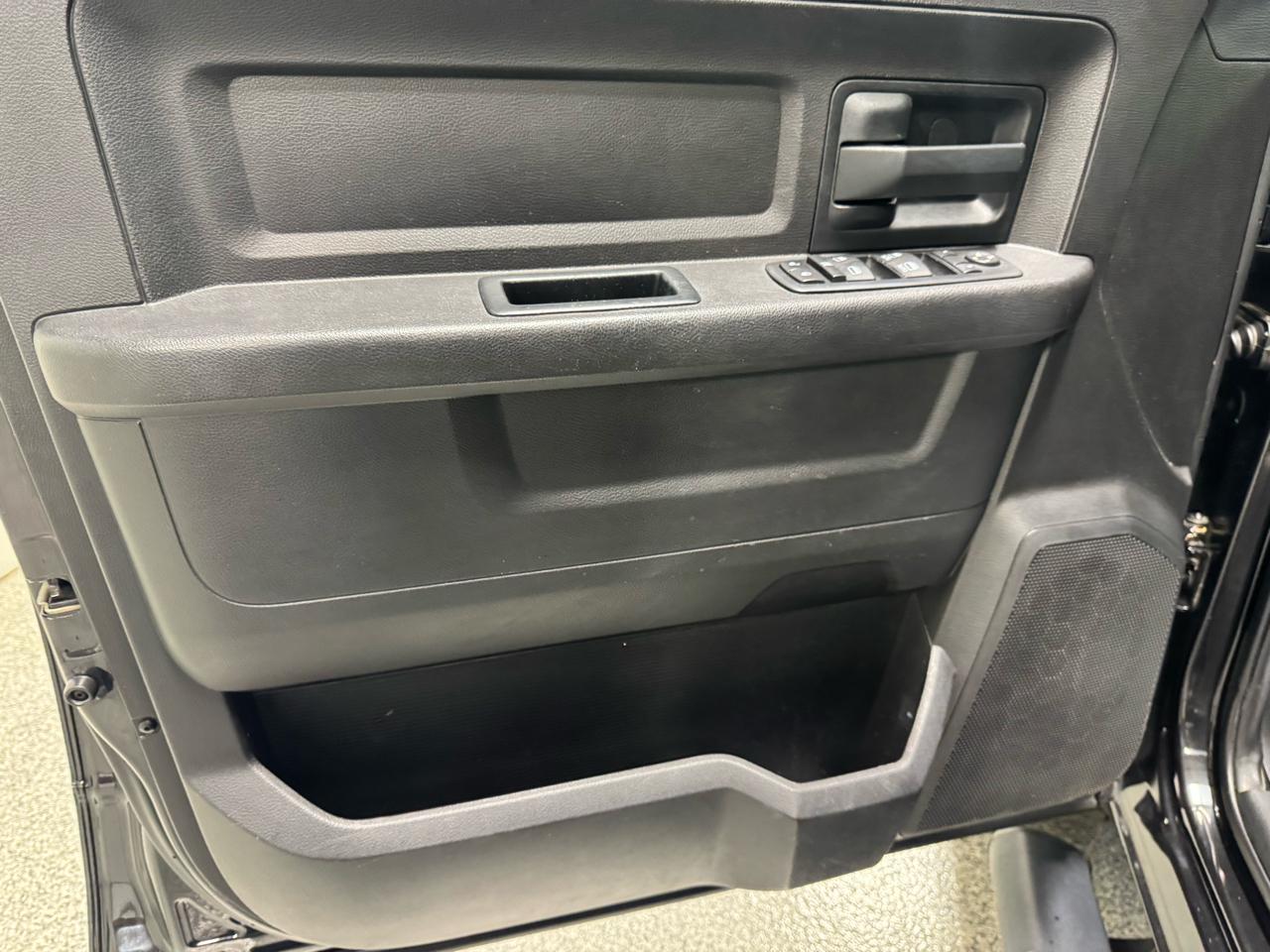 RAM 1500 Express 4x4 Crew Cab 5'7" Box 2017