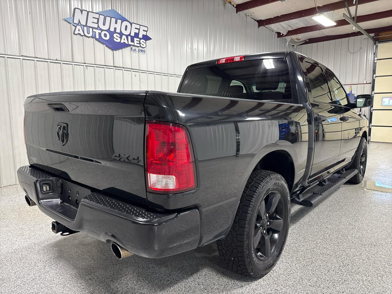 RAM 1500 Express 4x4 Crew Cab 5'7" Box 2017