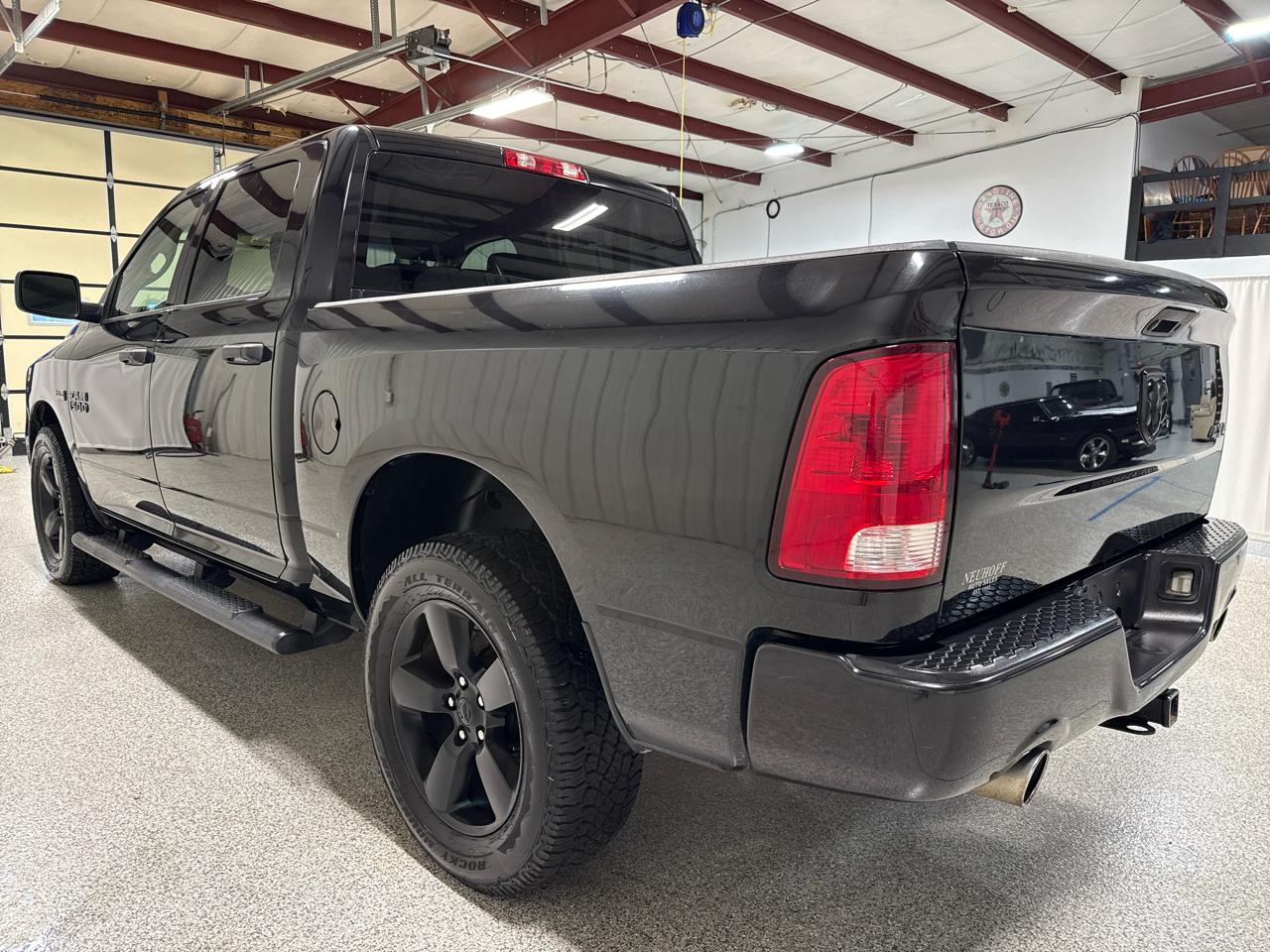 RAM 1500 Express 4x4 Crew Cab 5'7" Box 2017