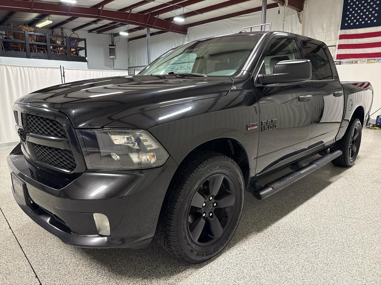 RAM 1500 Express 4x4 Crew Cab 5'7" Box 2017